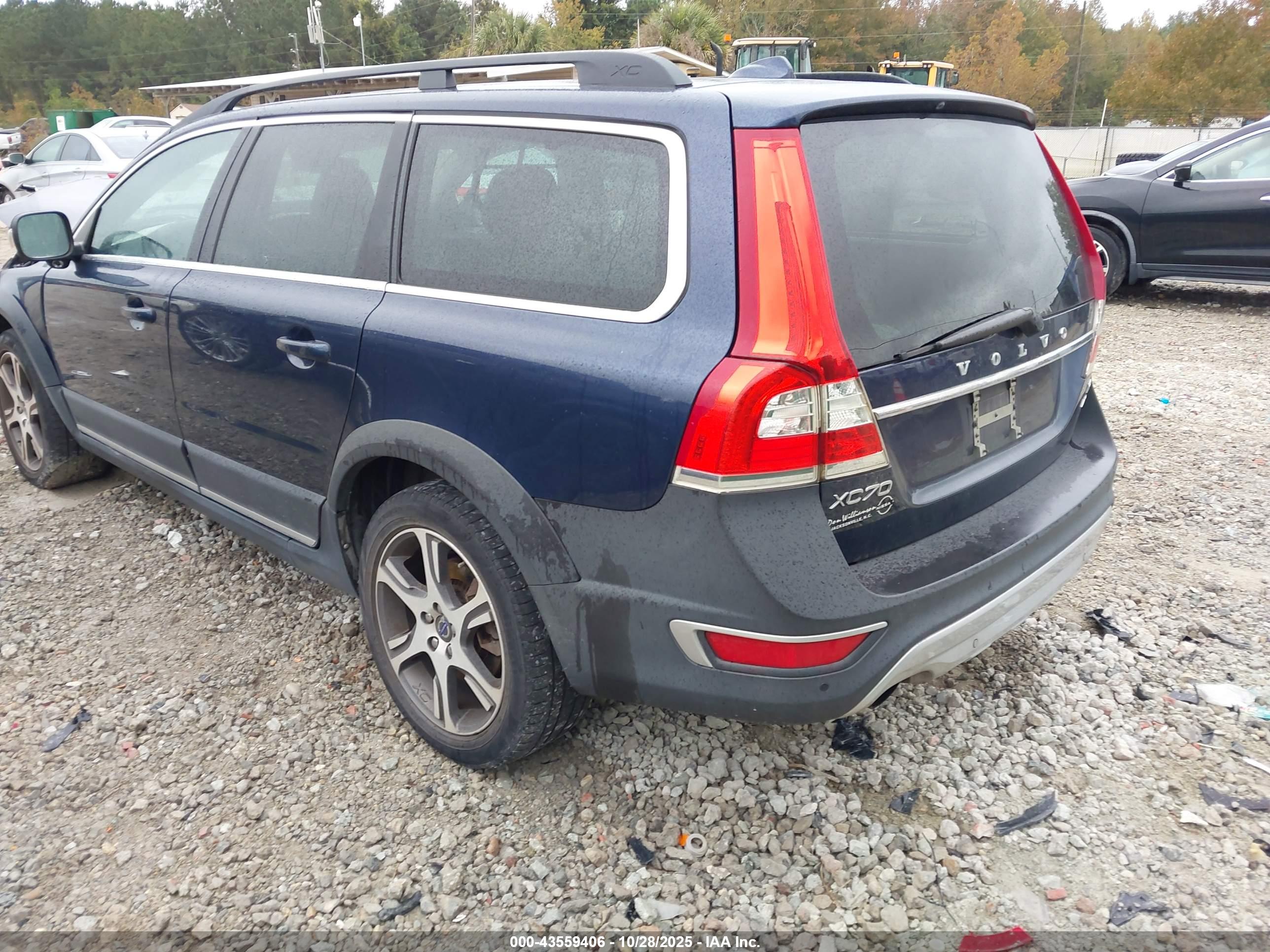 VOLVO XC70 image 3