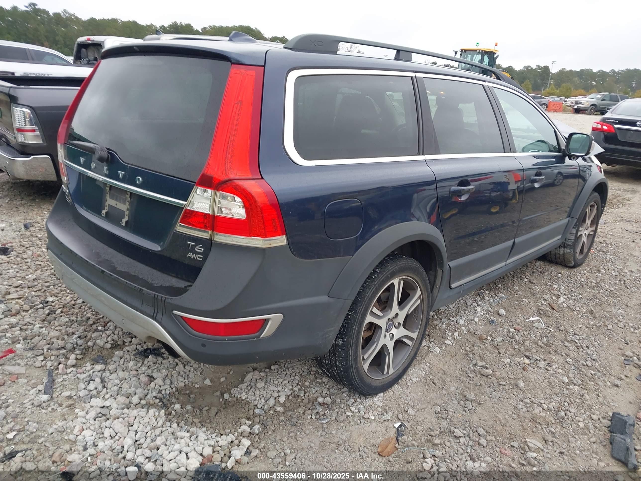 VOLVO XC70 image 4