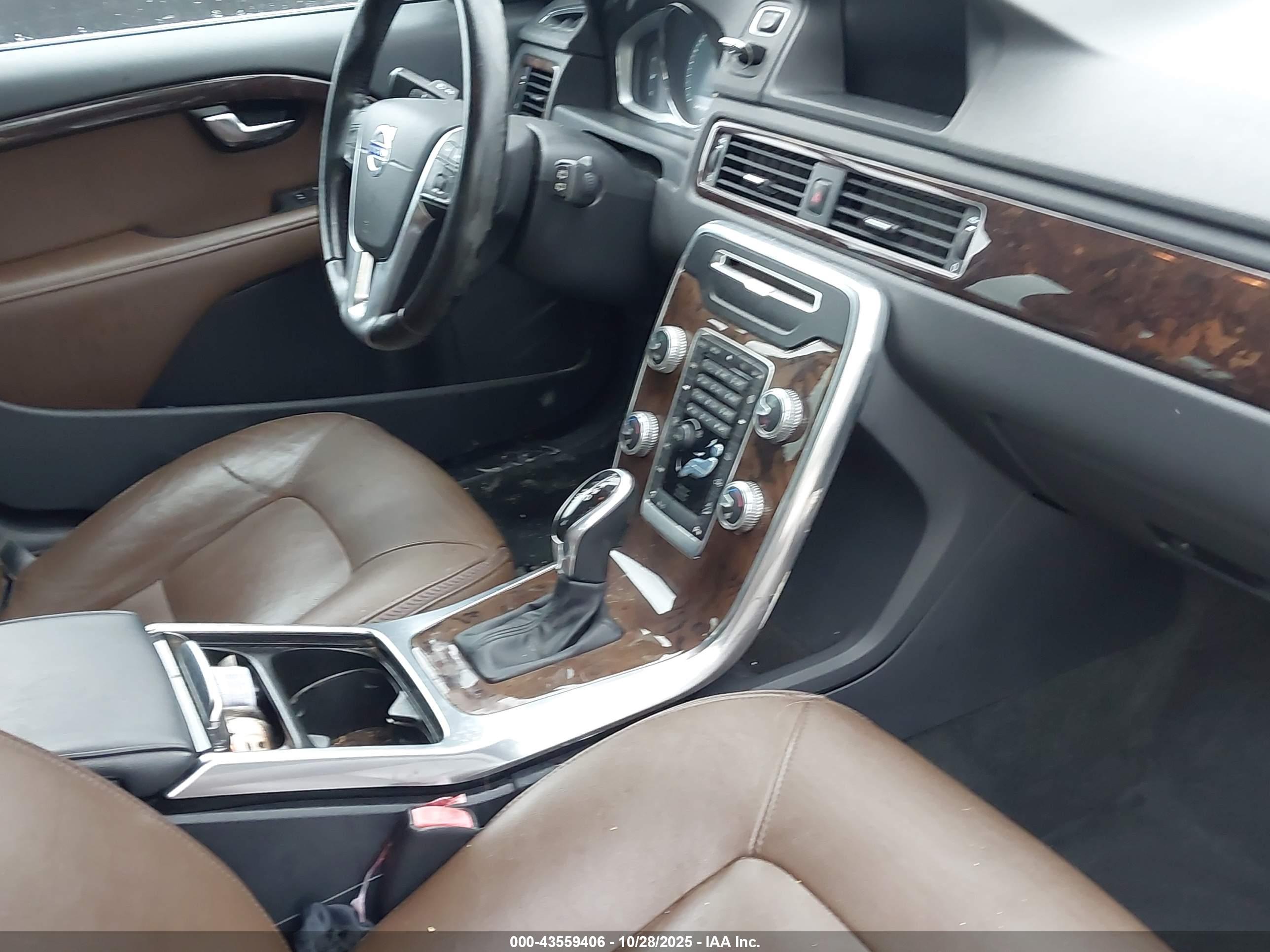 VOLVO XC70 image 5