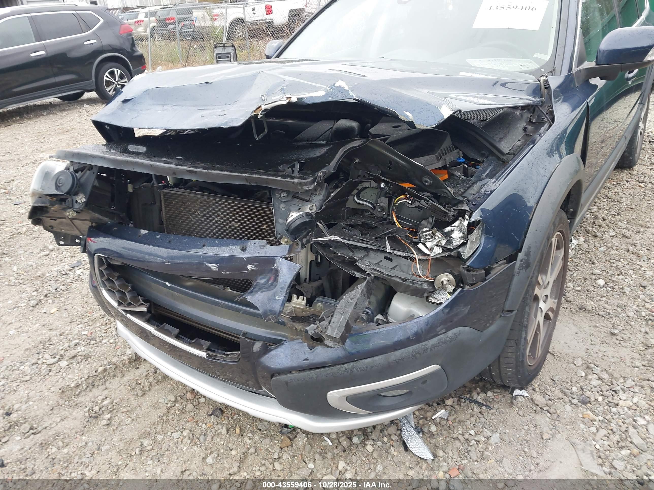 VOLVO XC70 image 6