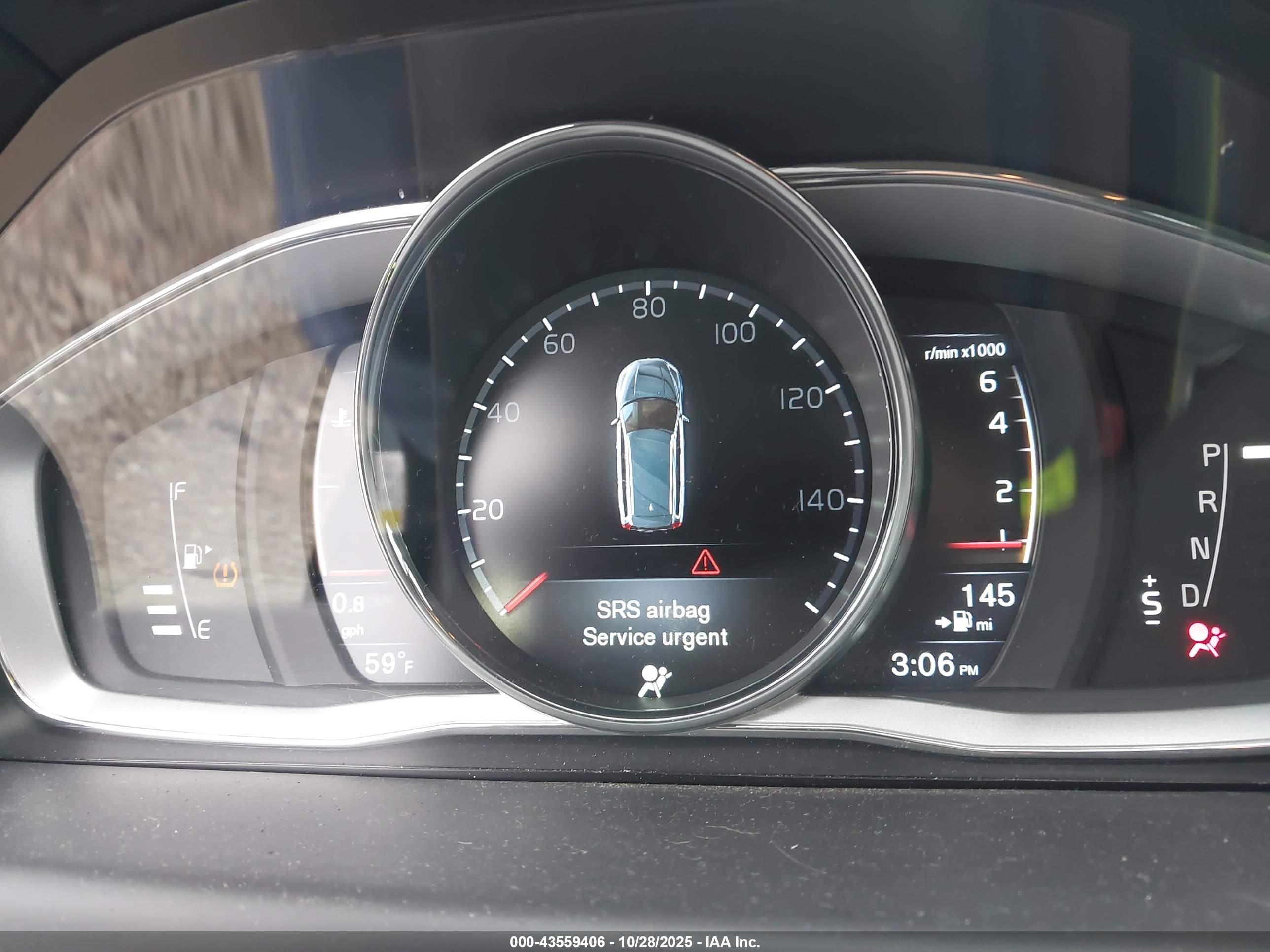 VOLVO XC70 image 7