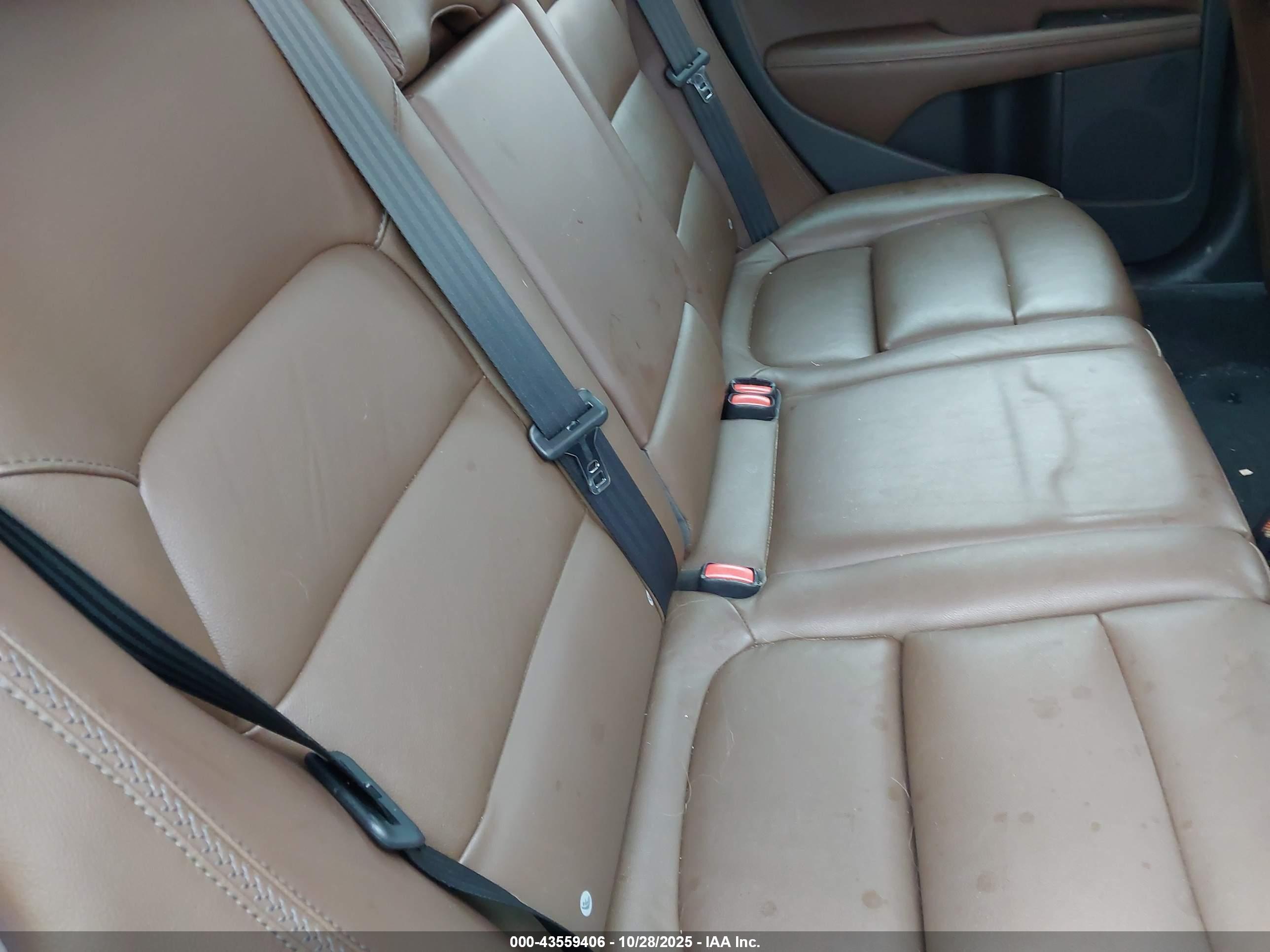 VOLVO XC70 image 8