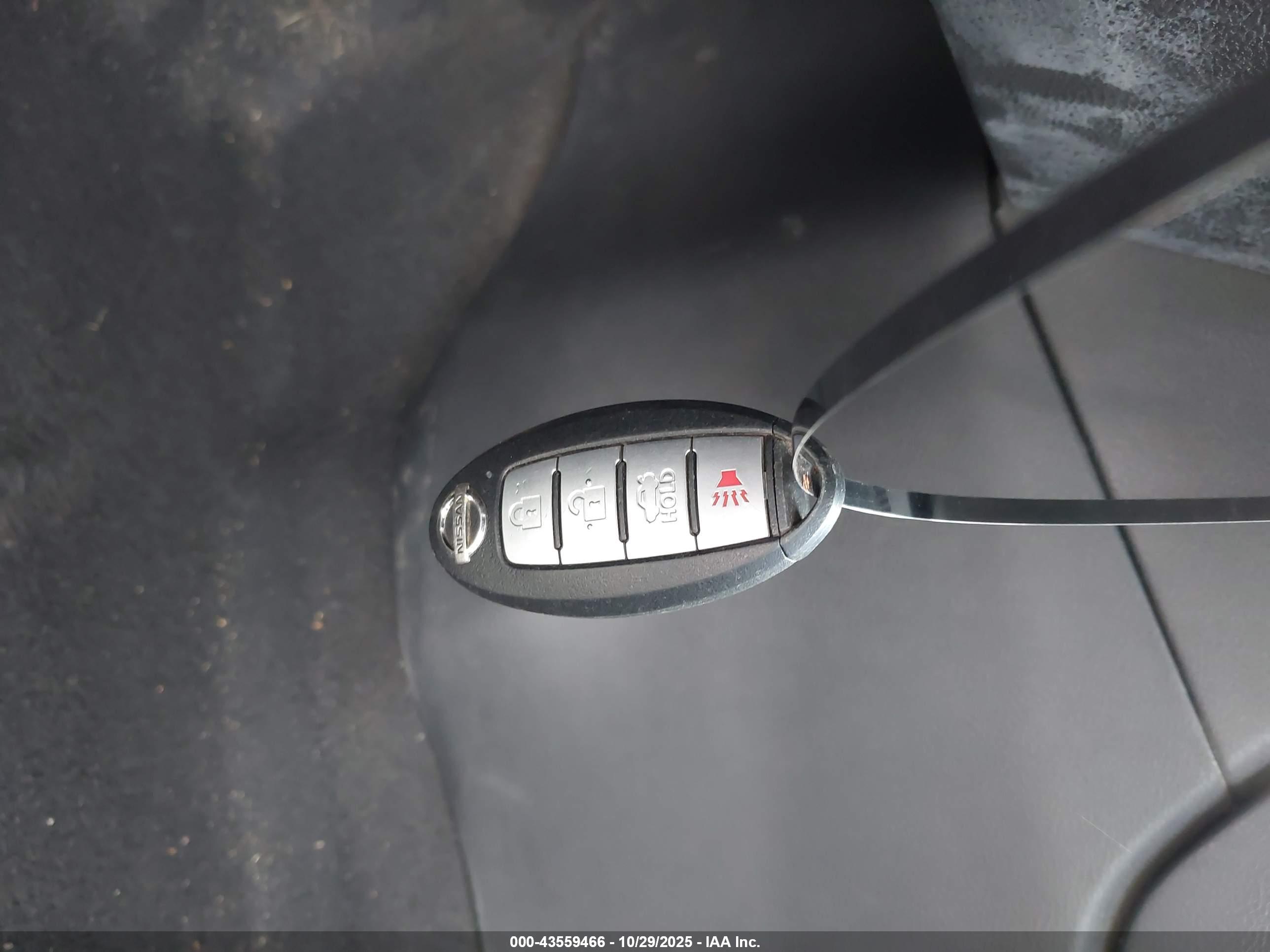 NISSAN VERSA image 11