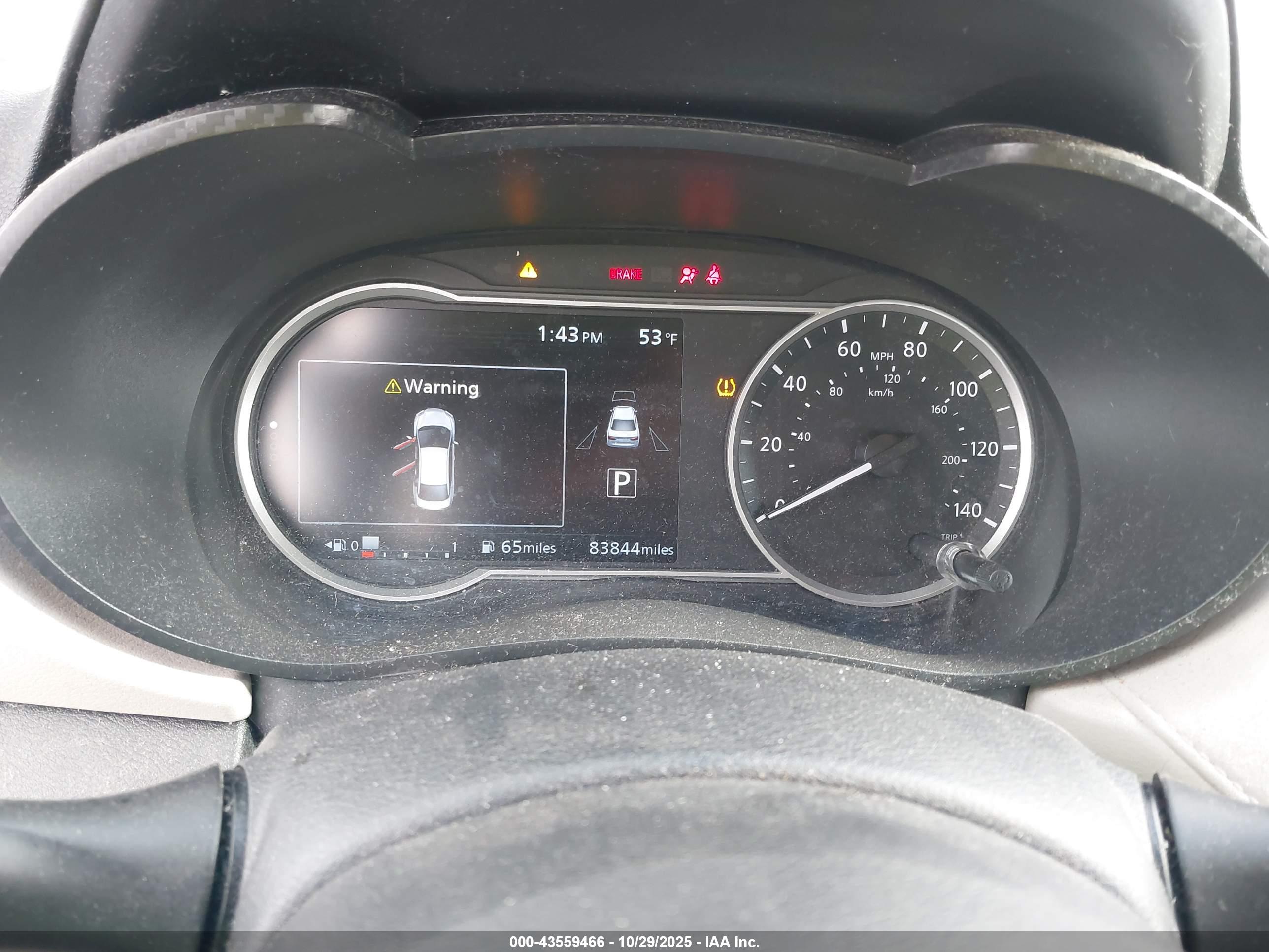 NISSAN VERSA image 7
