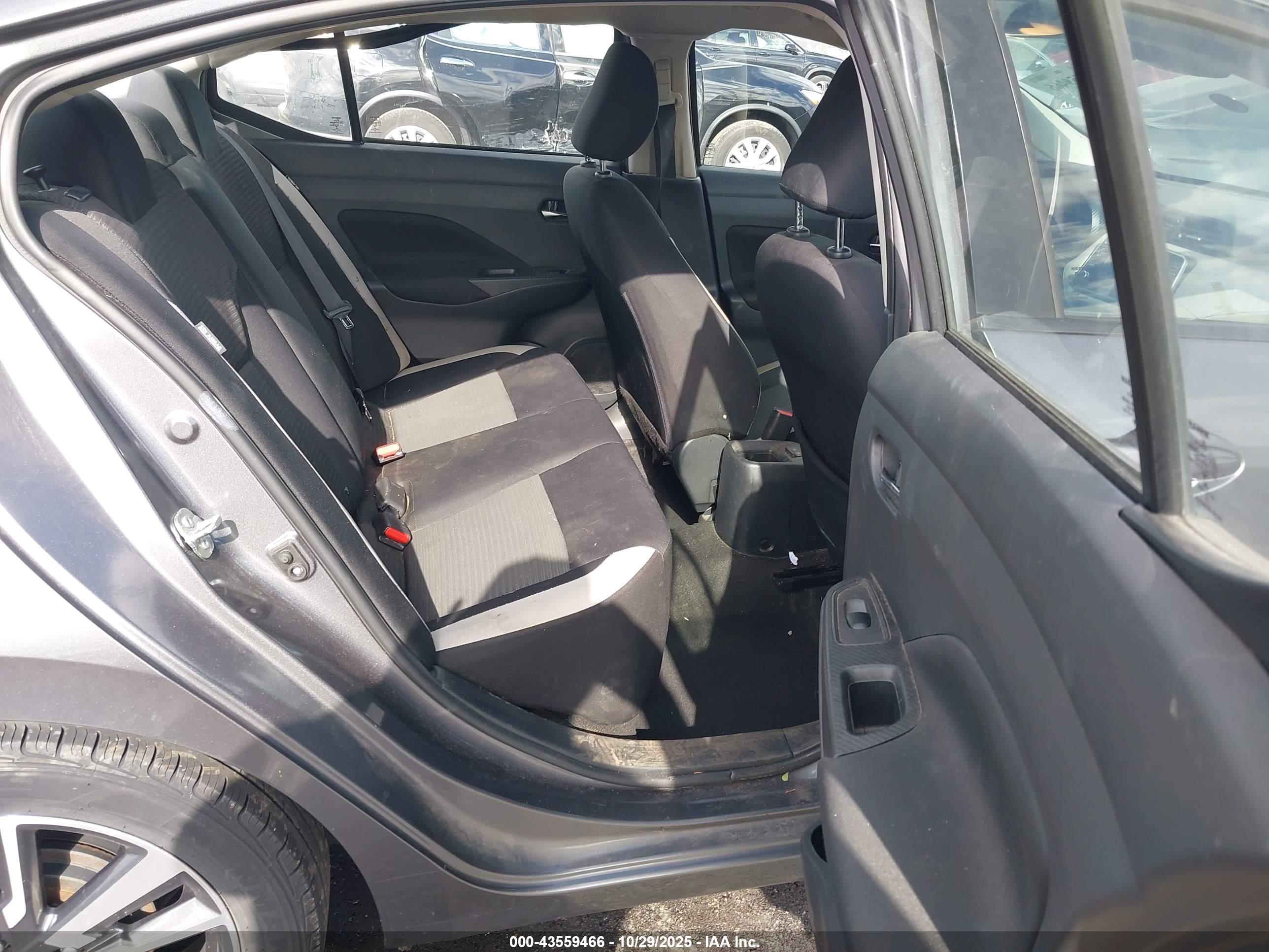 NISSAN VERSA image 8