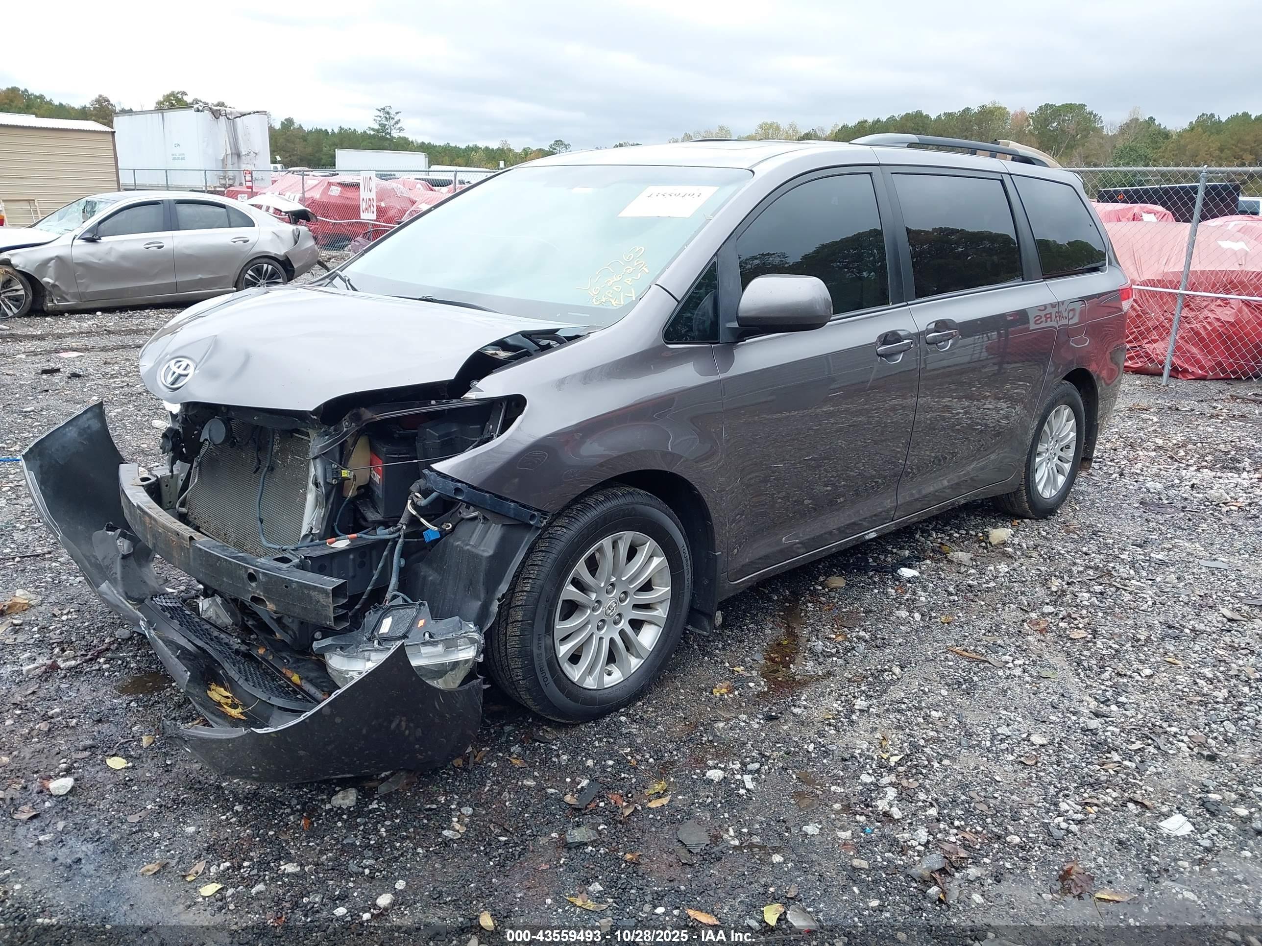 TOYOTA SIENNA image 2
