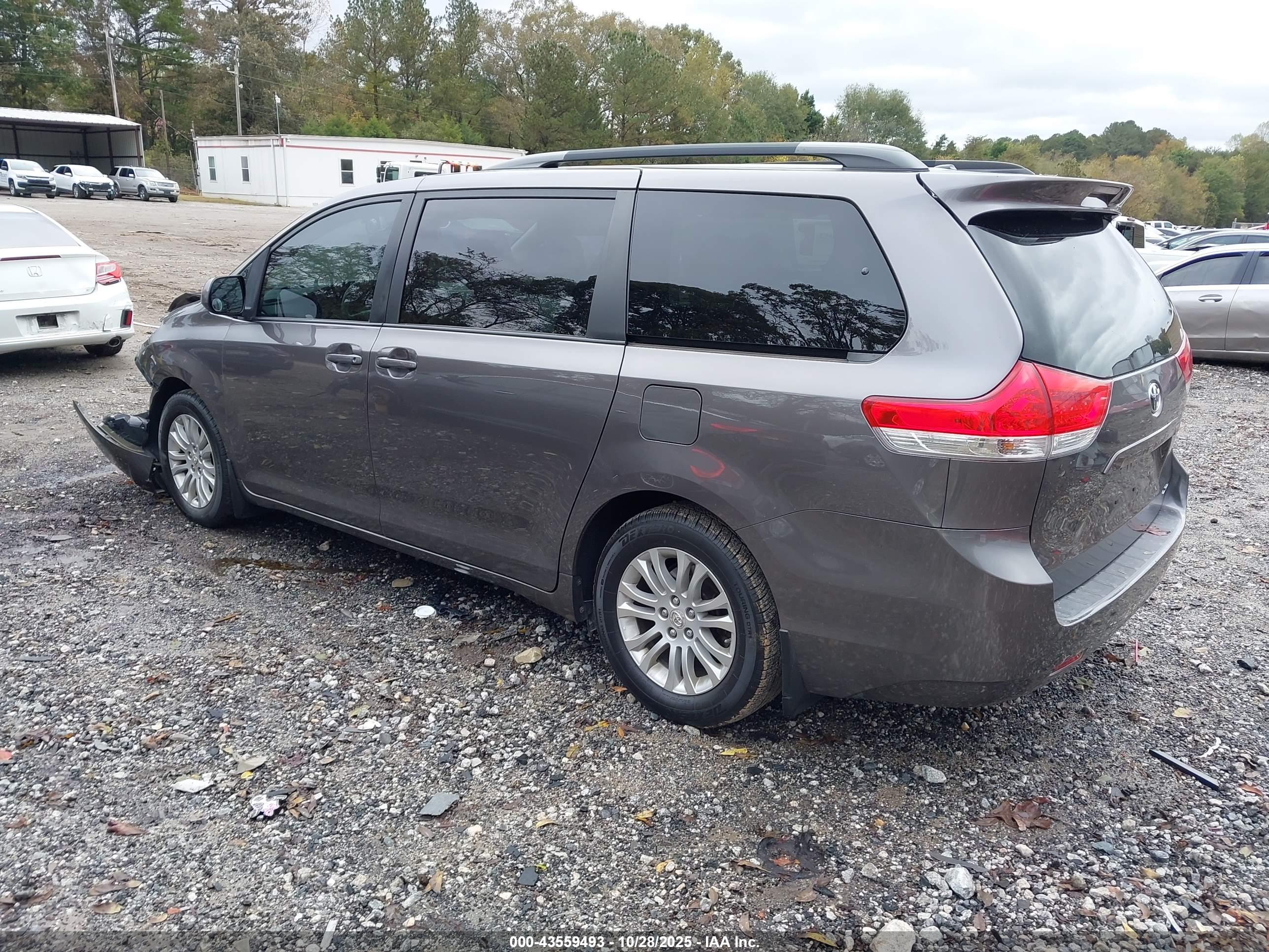 TOYOTA SIENNA image 3
