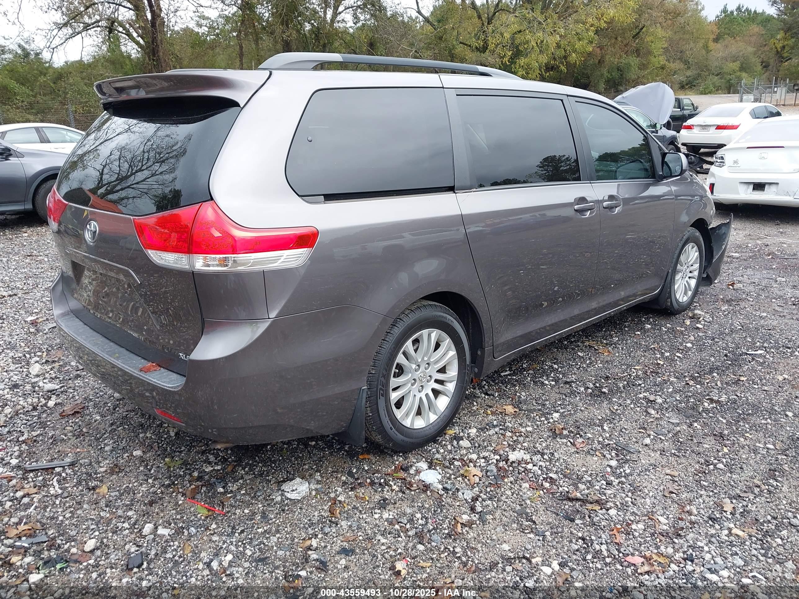 TOYOTA SIENNA image 4