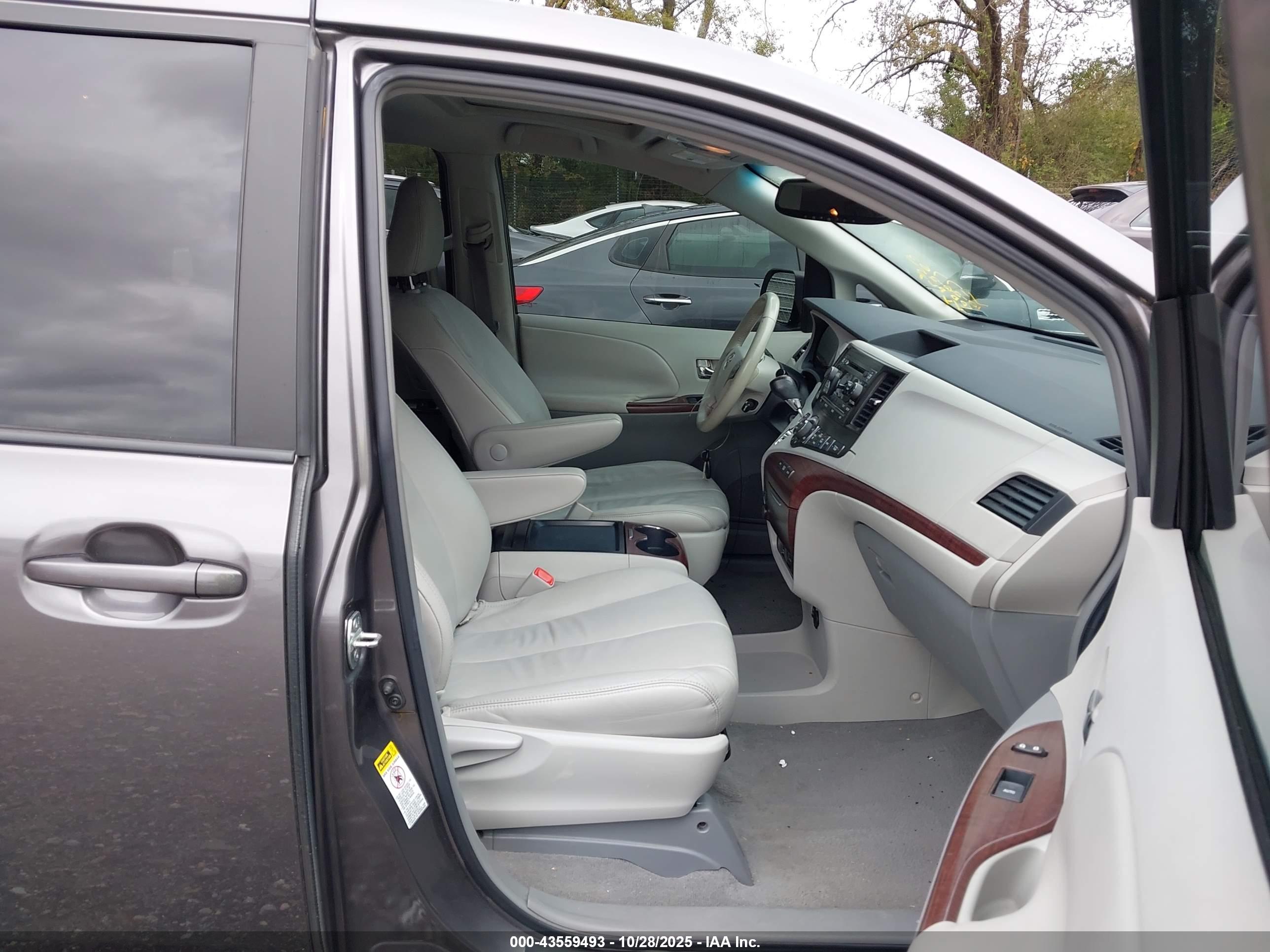 TOYOTA SIENNA image 5