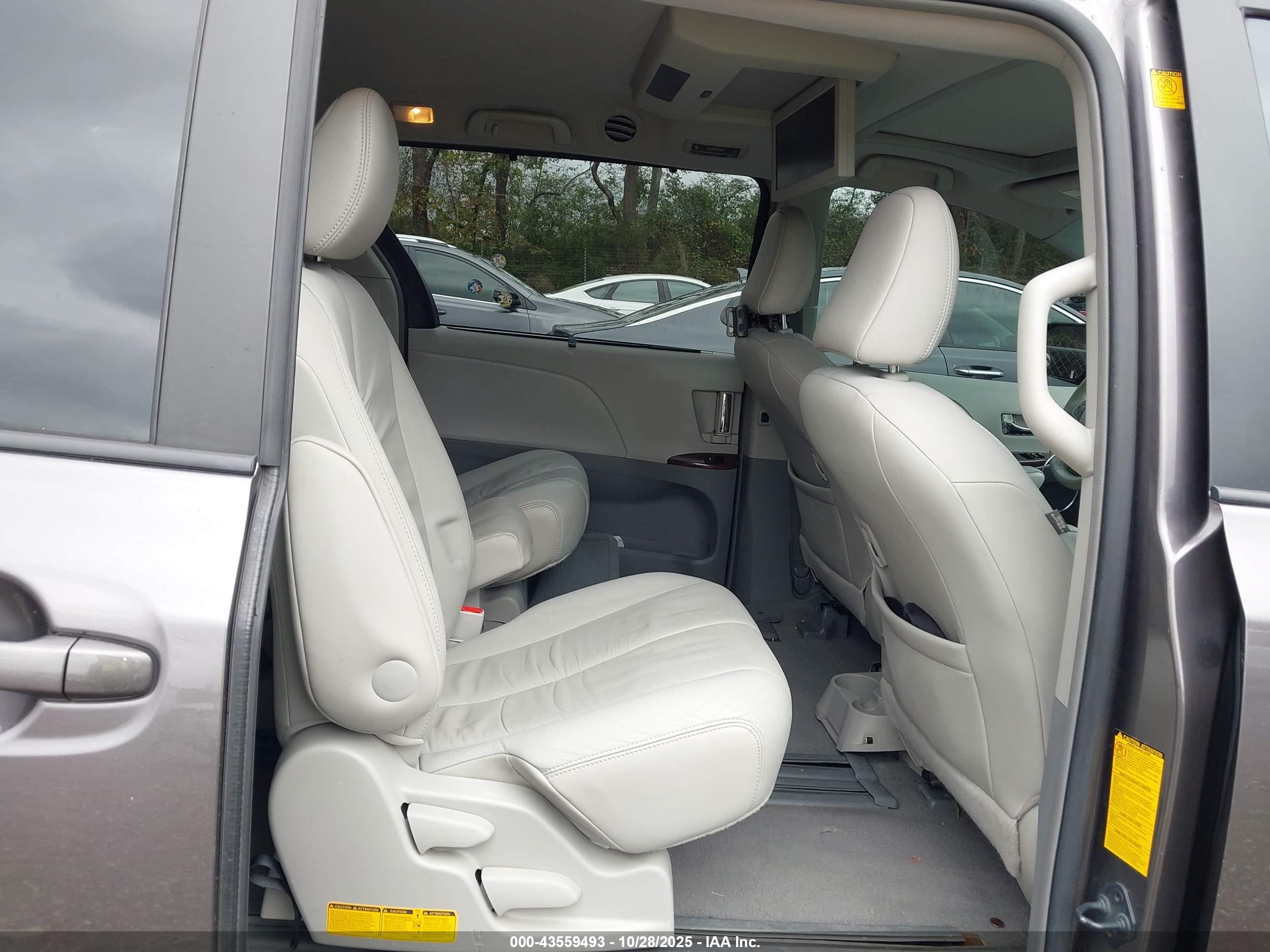 TOYOTA SIENNA image 8