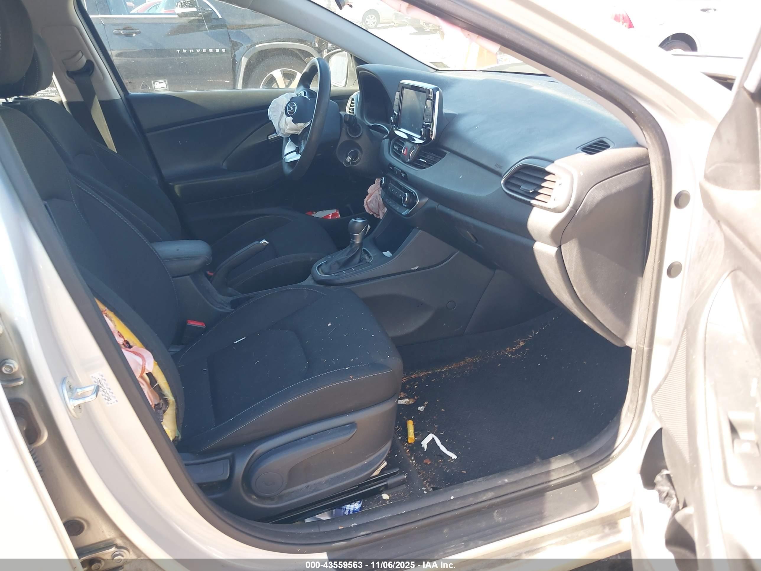 HYUNDAI ELANTRA image 5