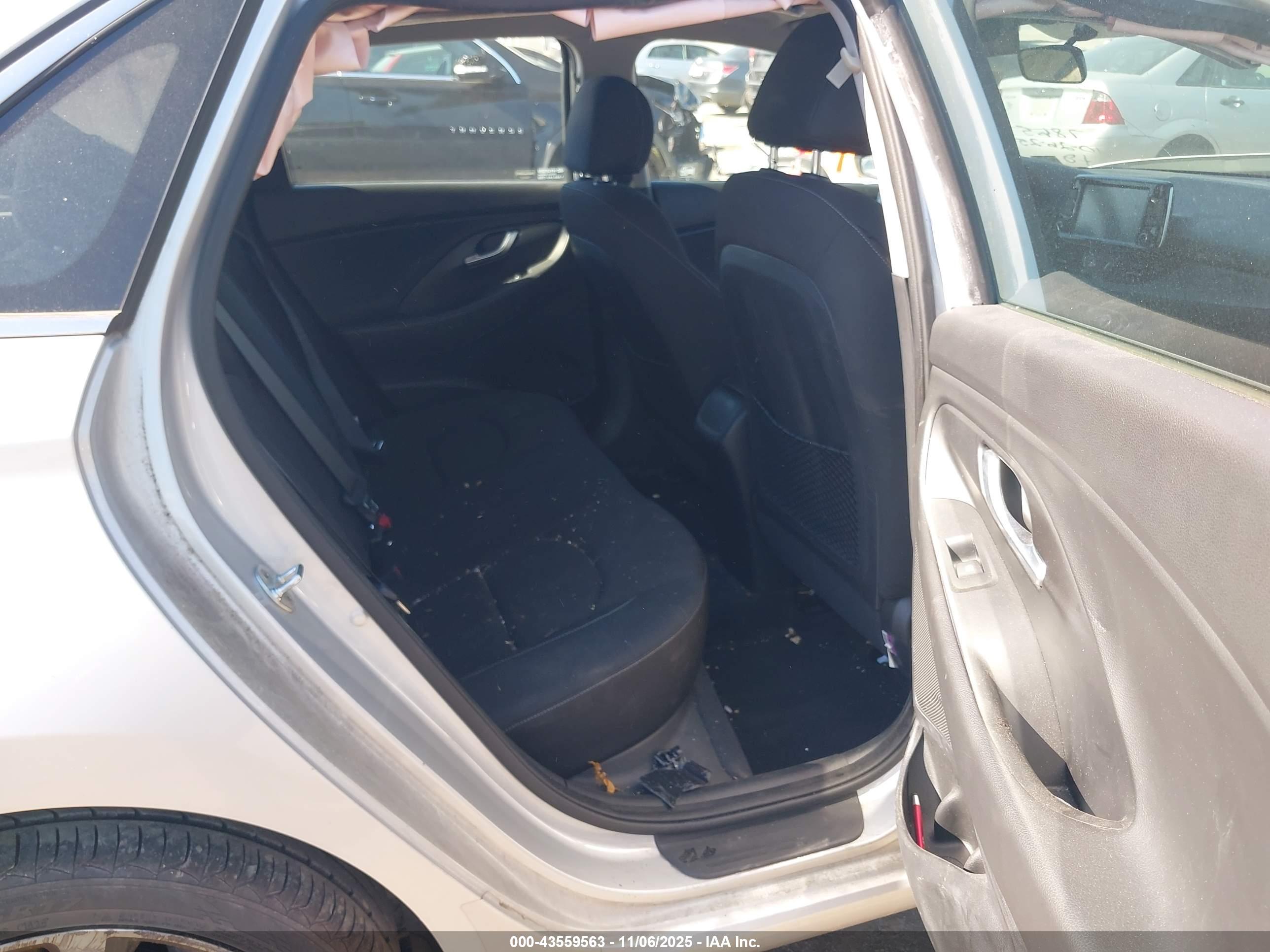 HYUNDAI ELANTRA image 8