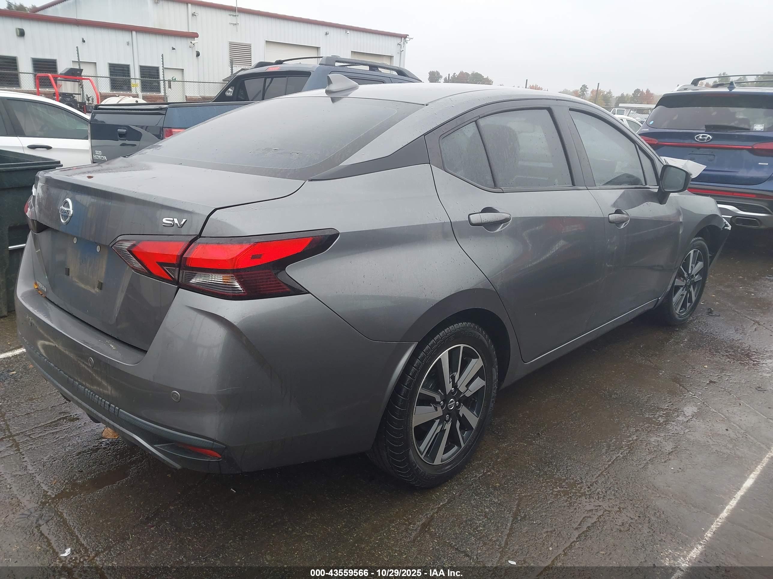 NISSAN VERSA image 4