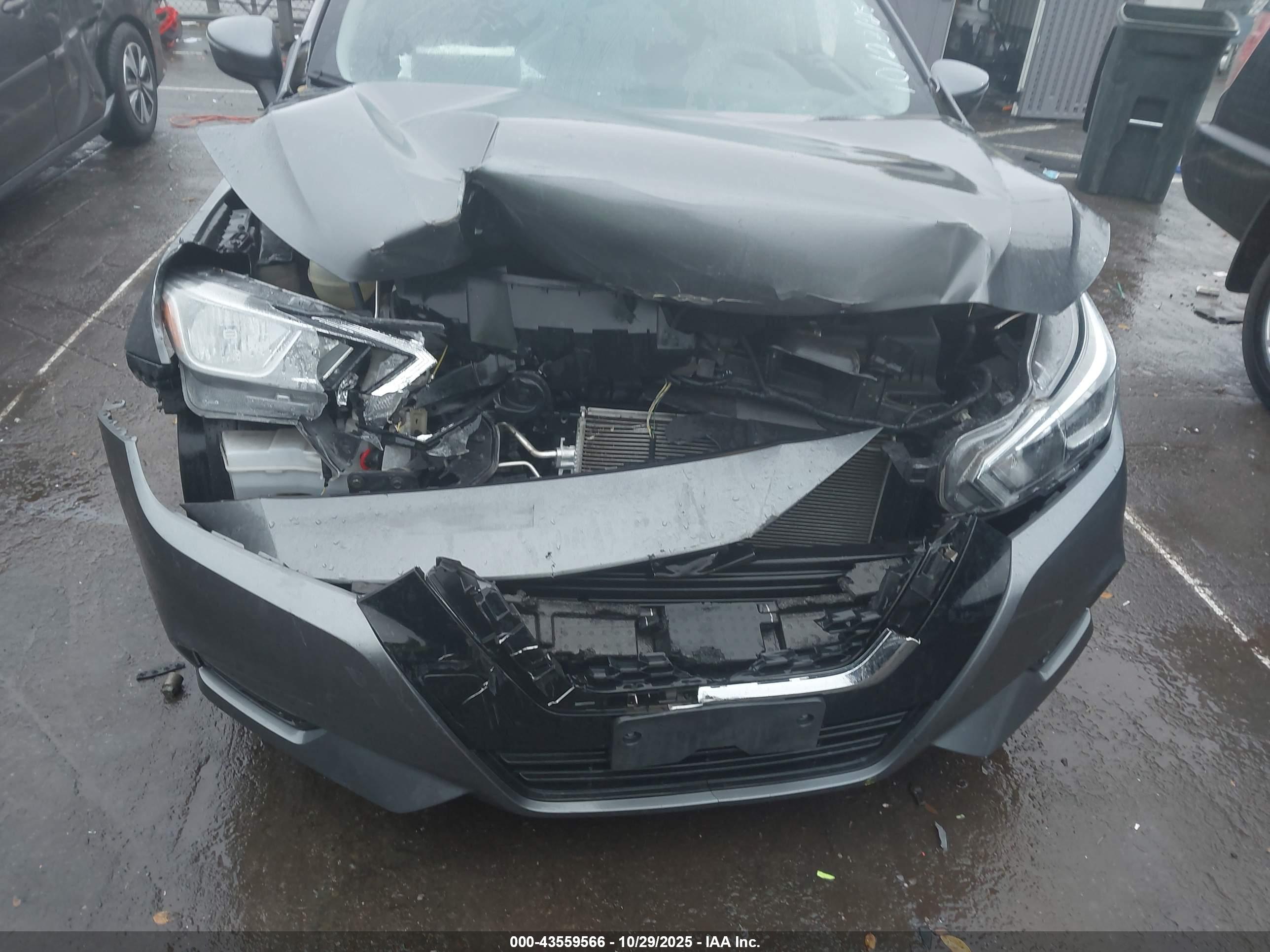 NISSAN VERSA image 6