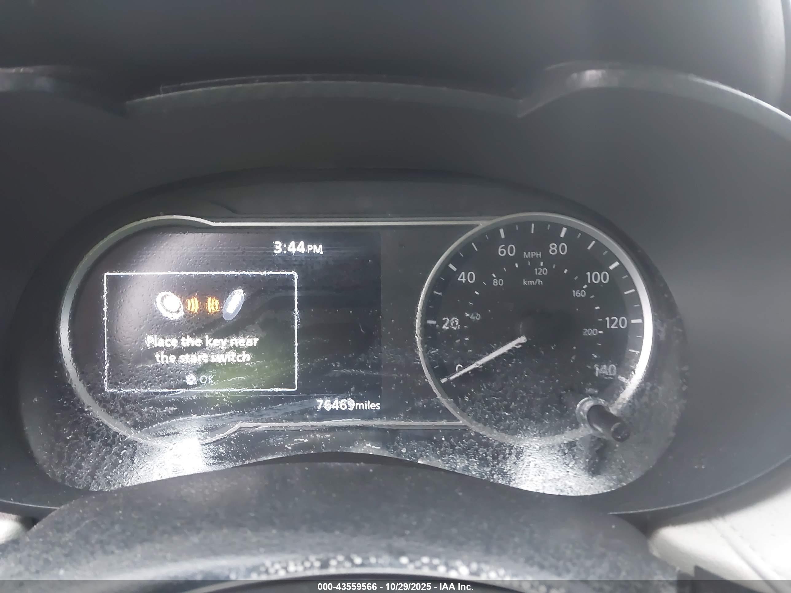 NISSAN VERSA image 7