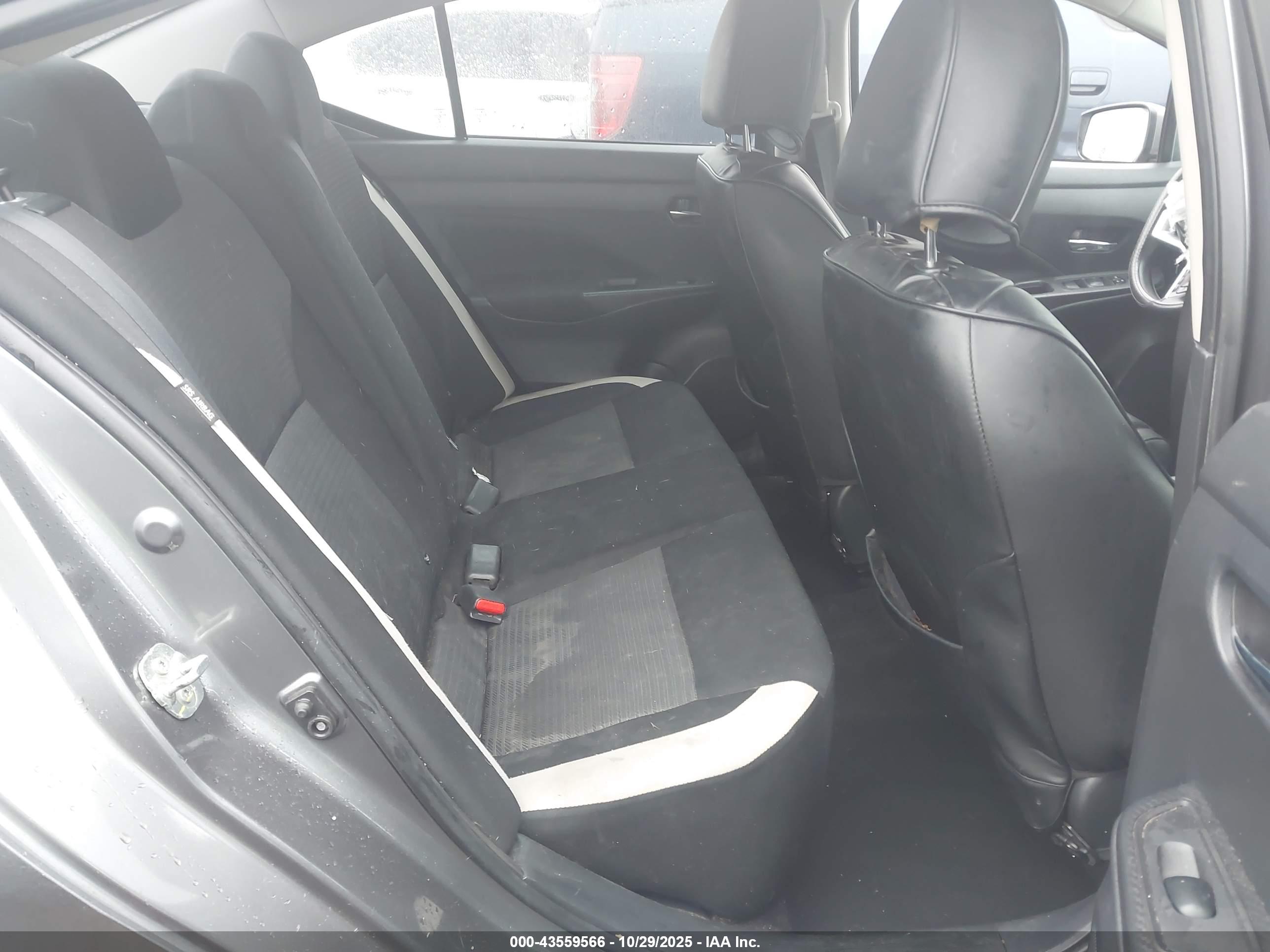 NISSAN VERSA image 8