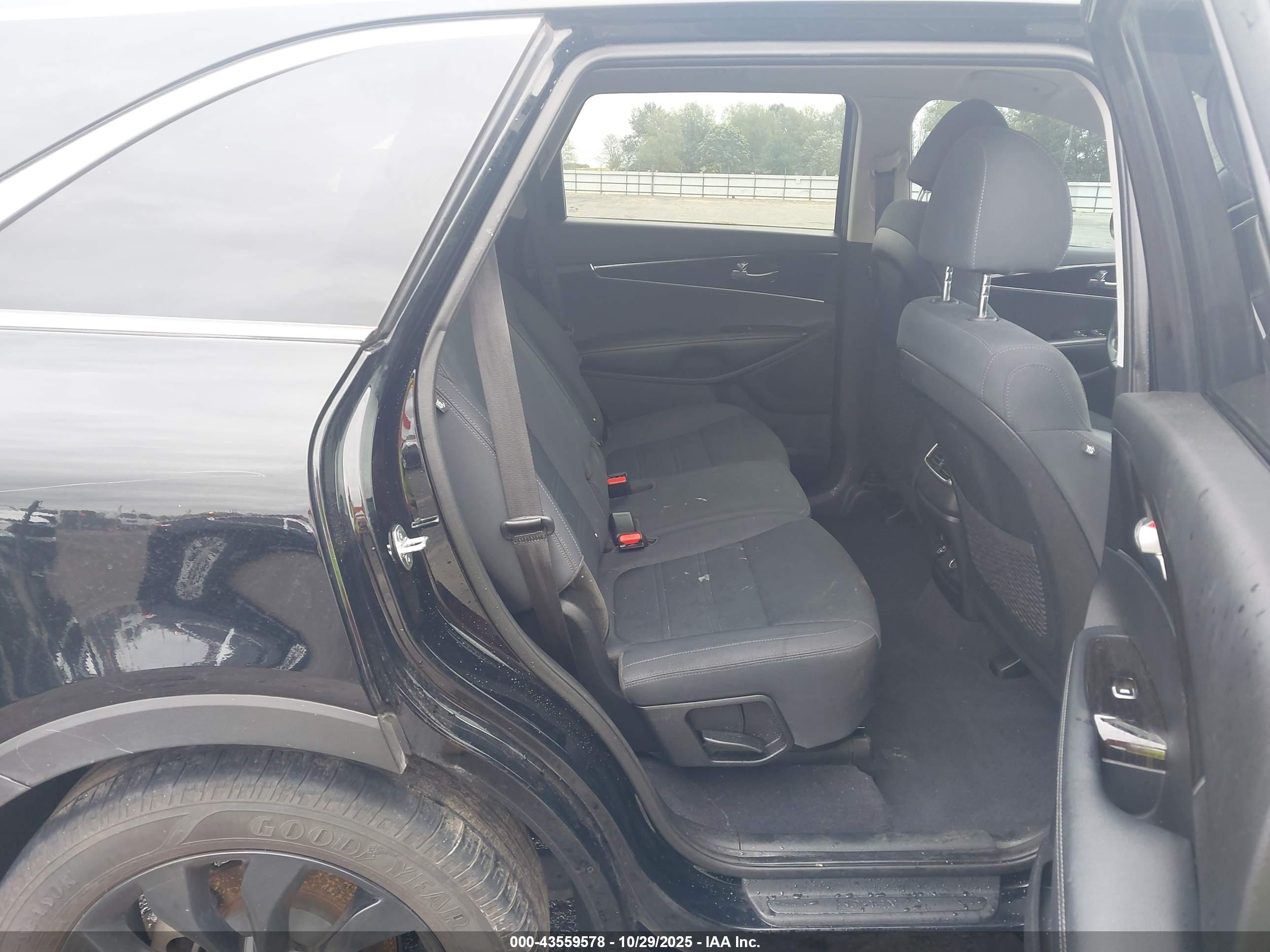 KIA SORENTO image 8