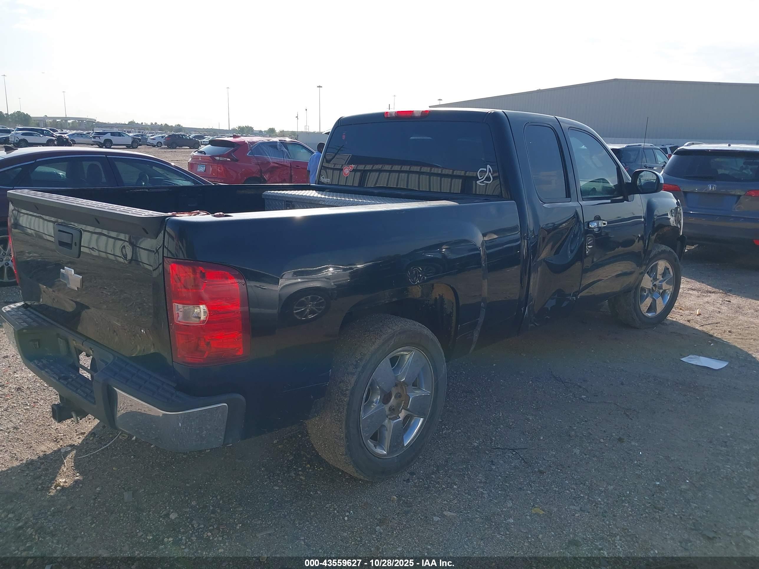 CHEVROLET SILVERADO image 4