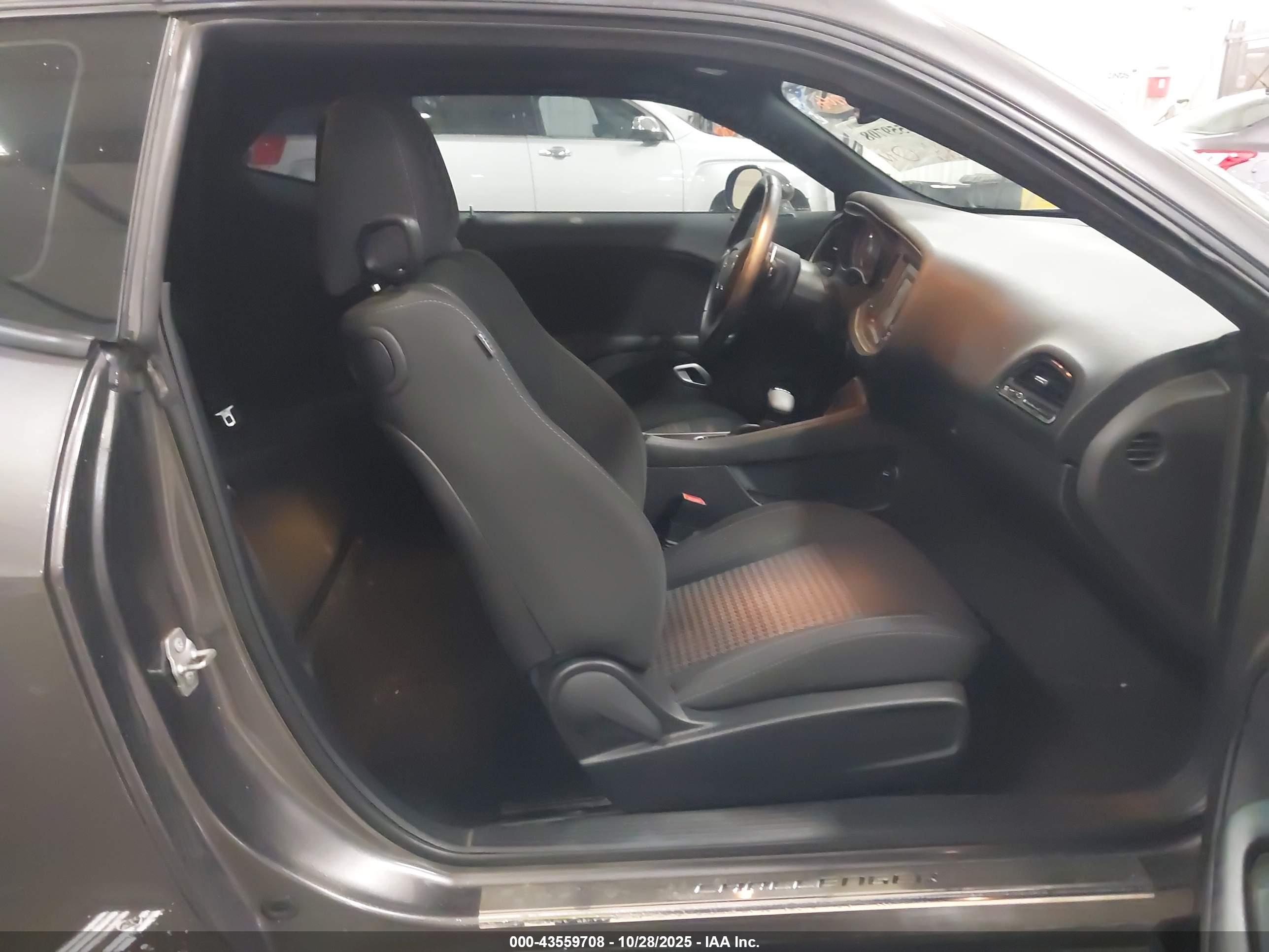 DODGE CHALLENGER image 5
