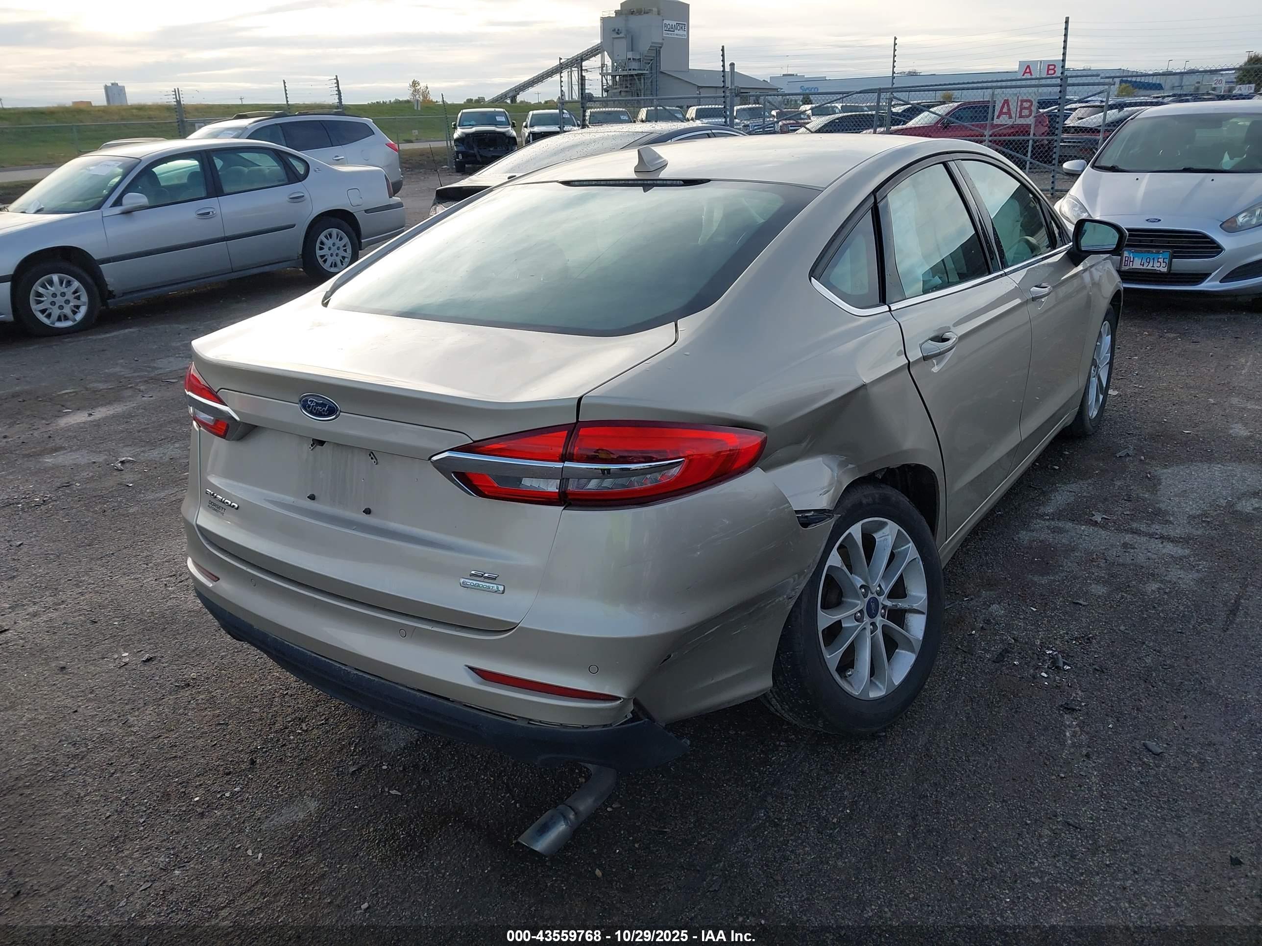 FORD FUSION image 4