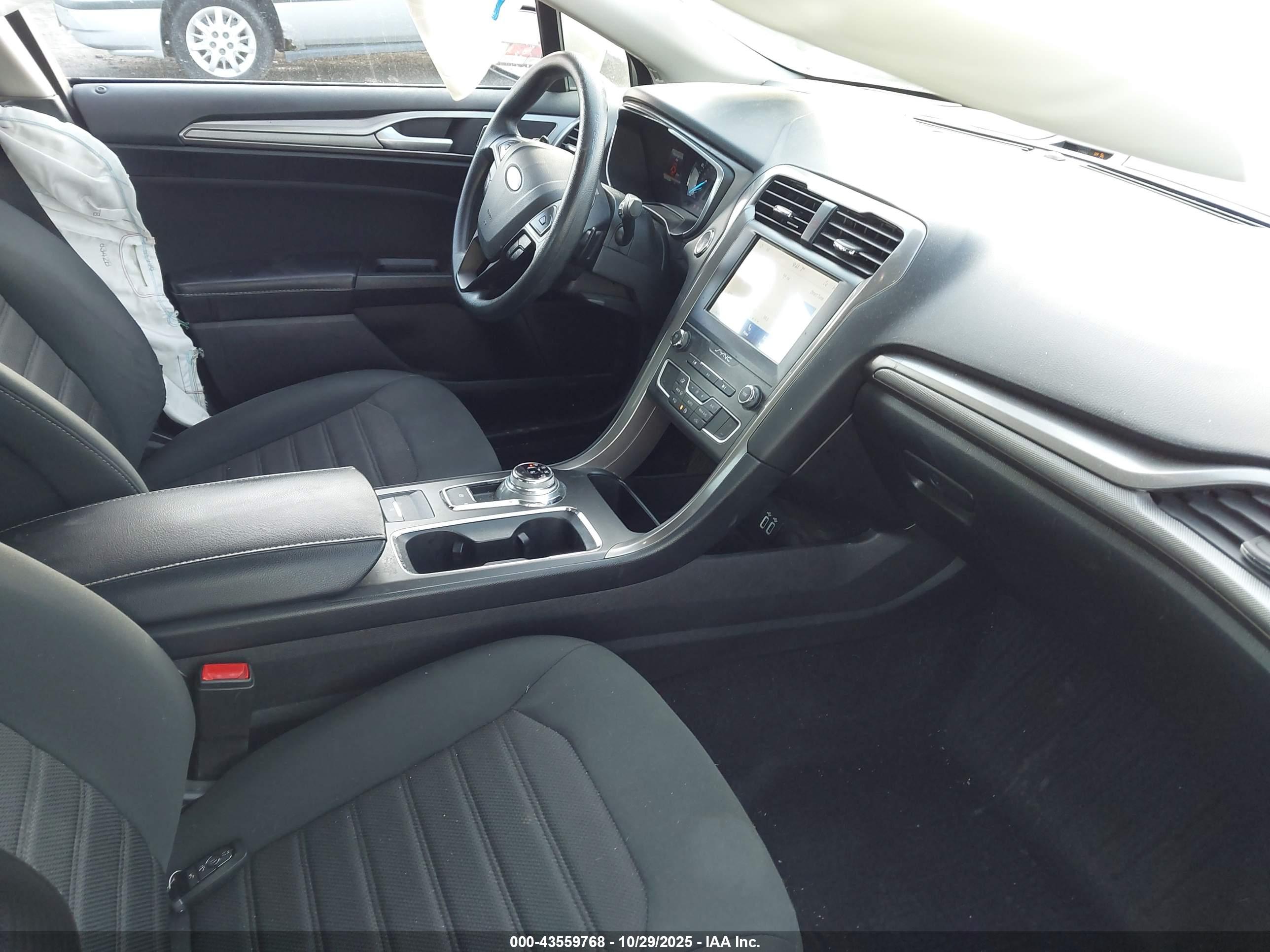 FORD FUSION image 5