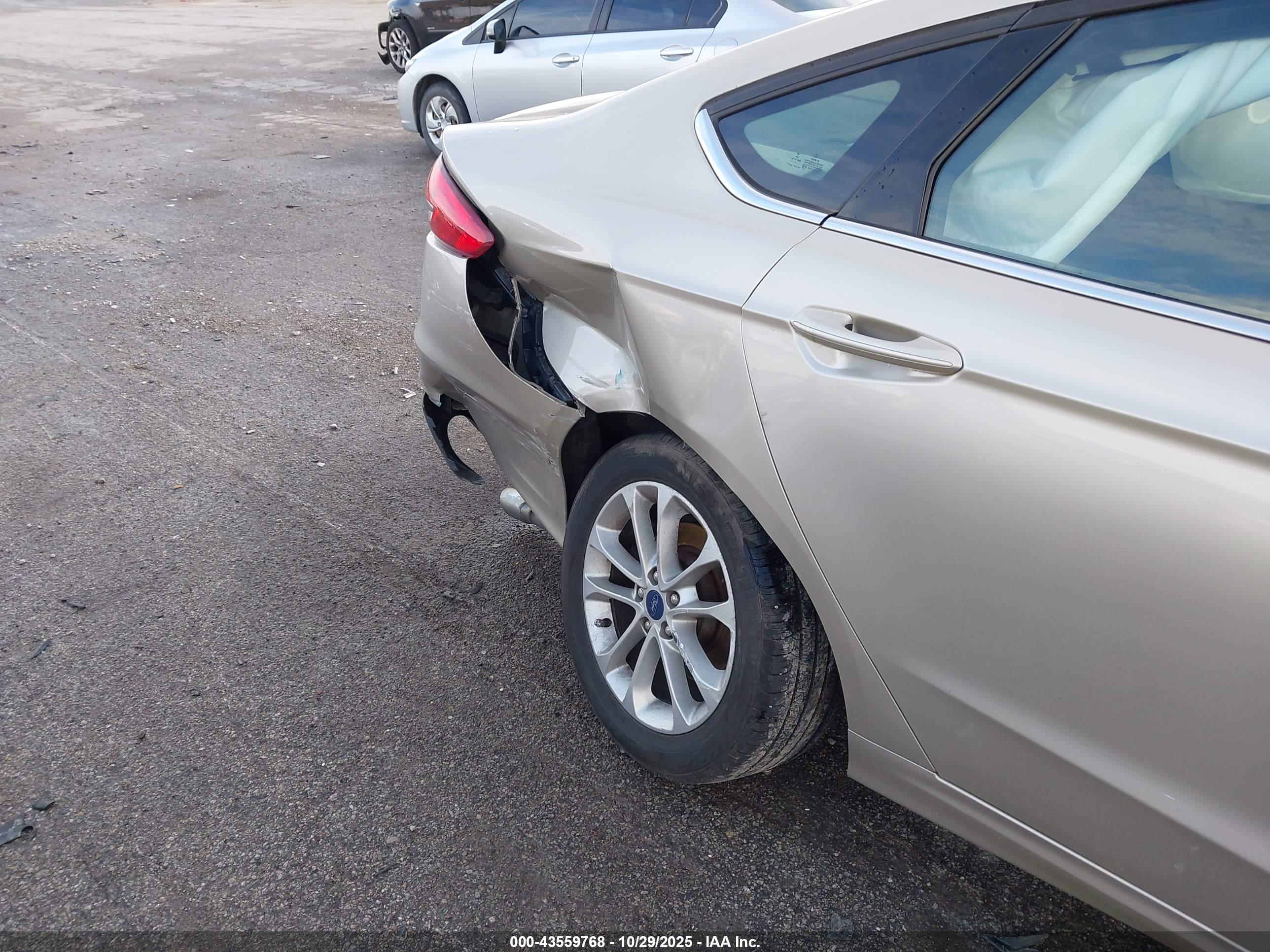FORD FUSION image 6