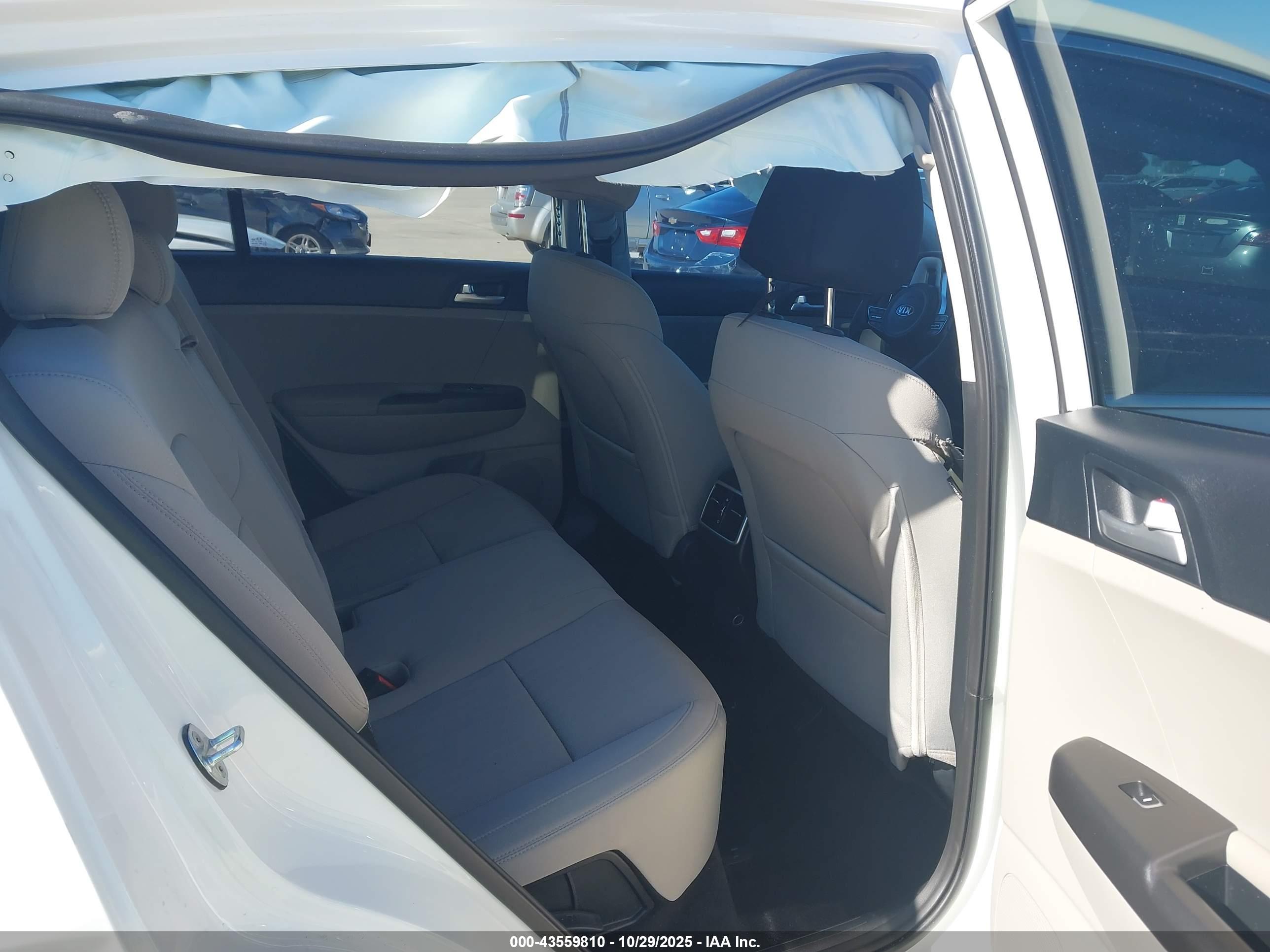 KIA SPORTAGE image 8