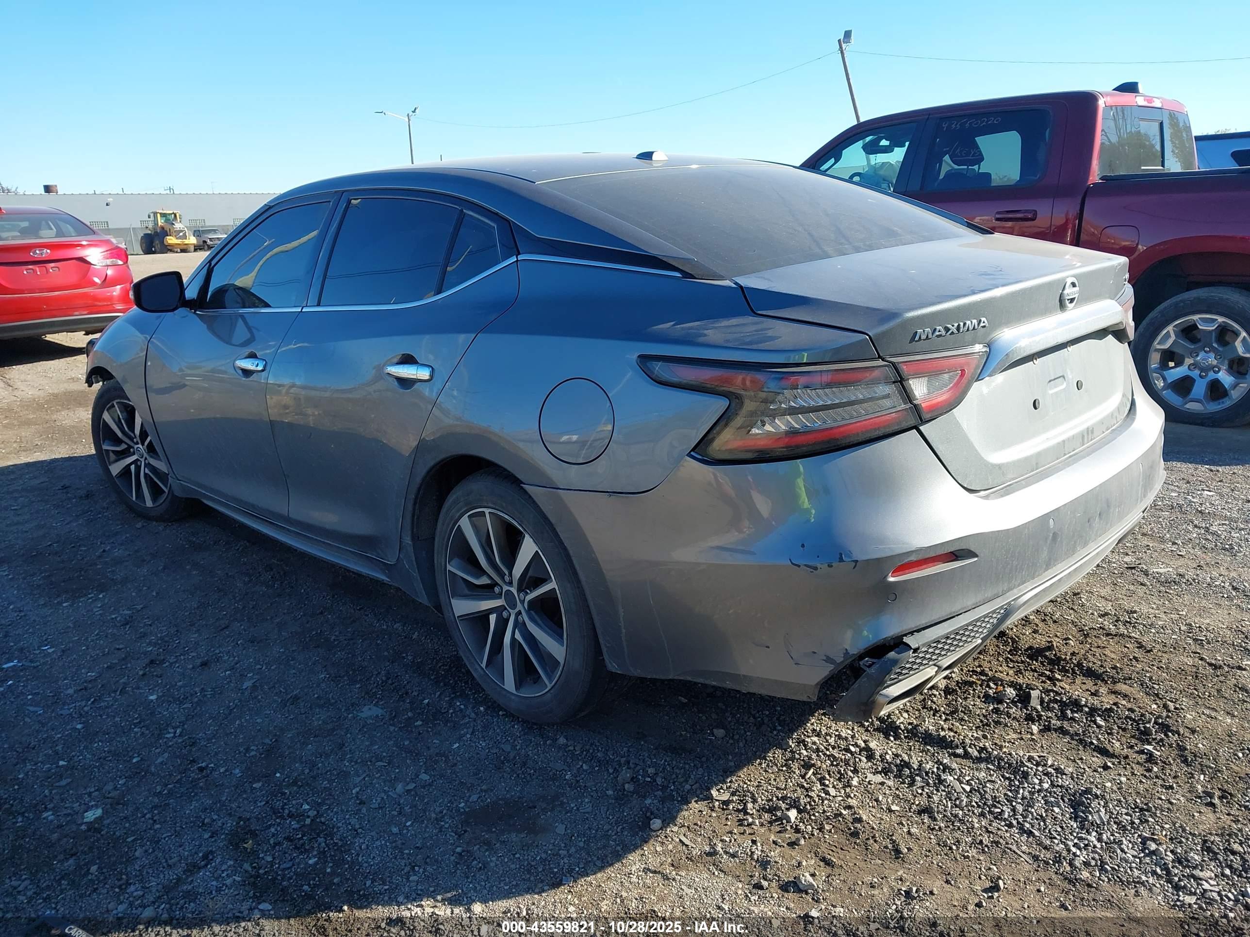 NISSAN MAXIMA image 3