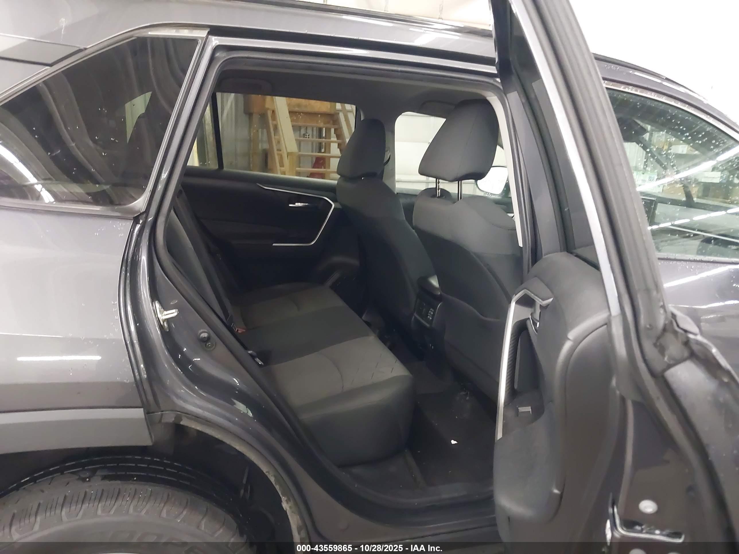 TOYOTA RAV4 image 8