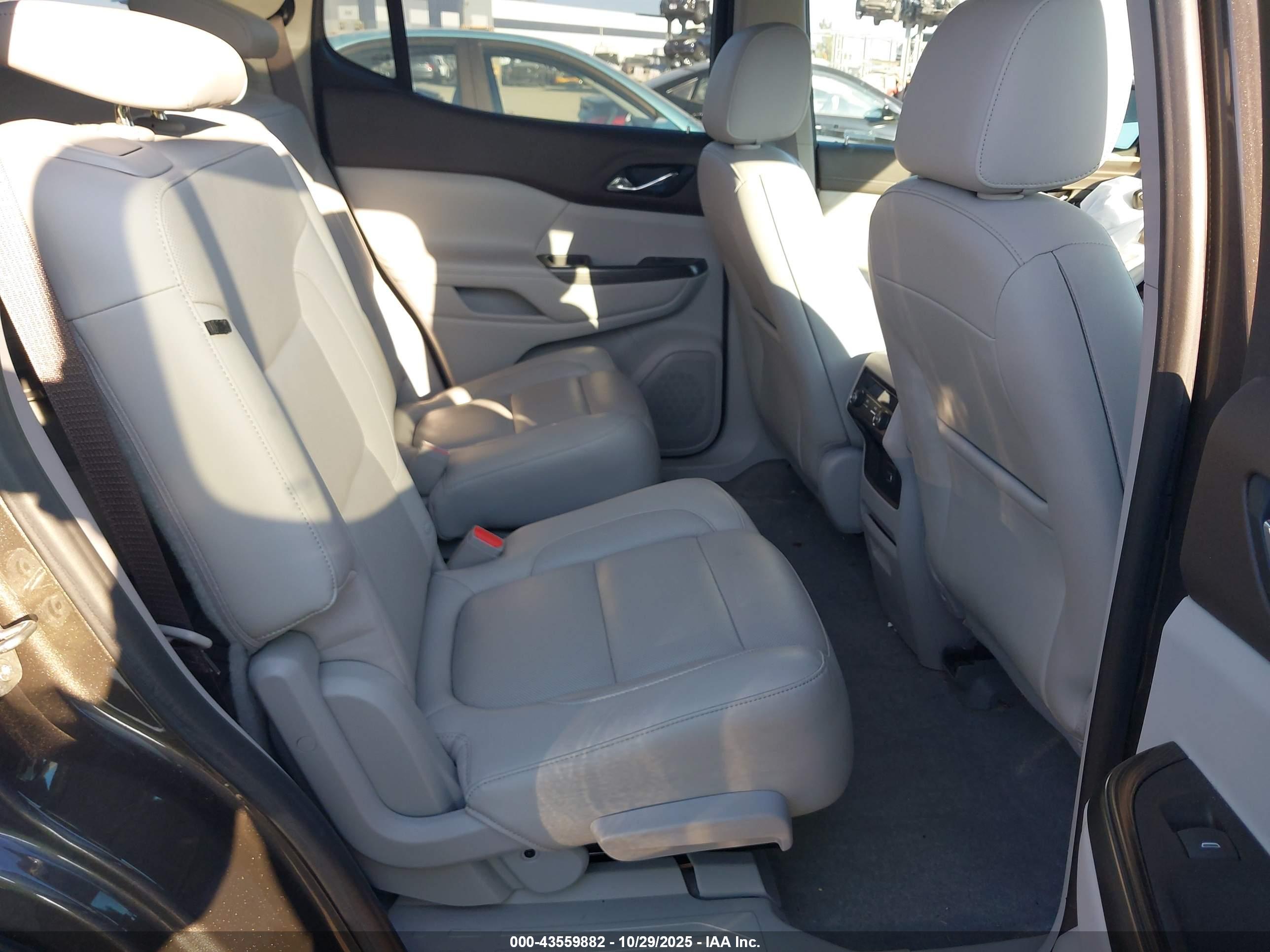 GMC ACADIA image 8