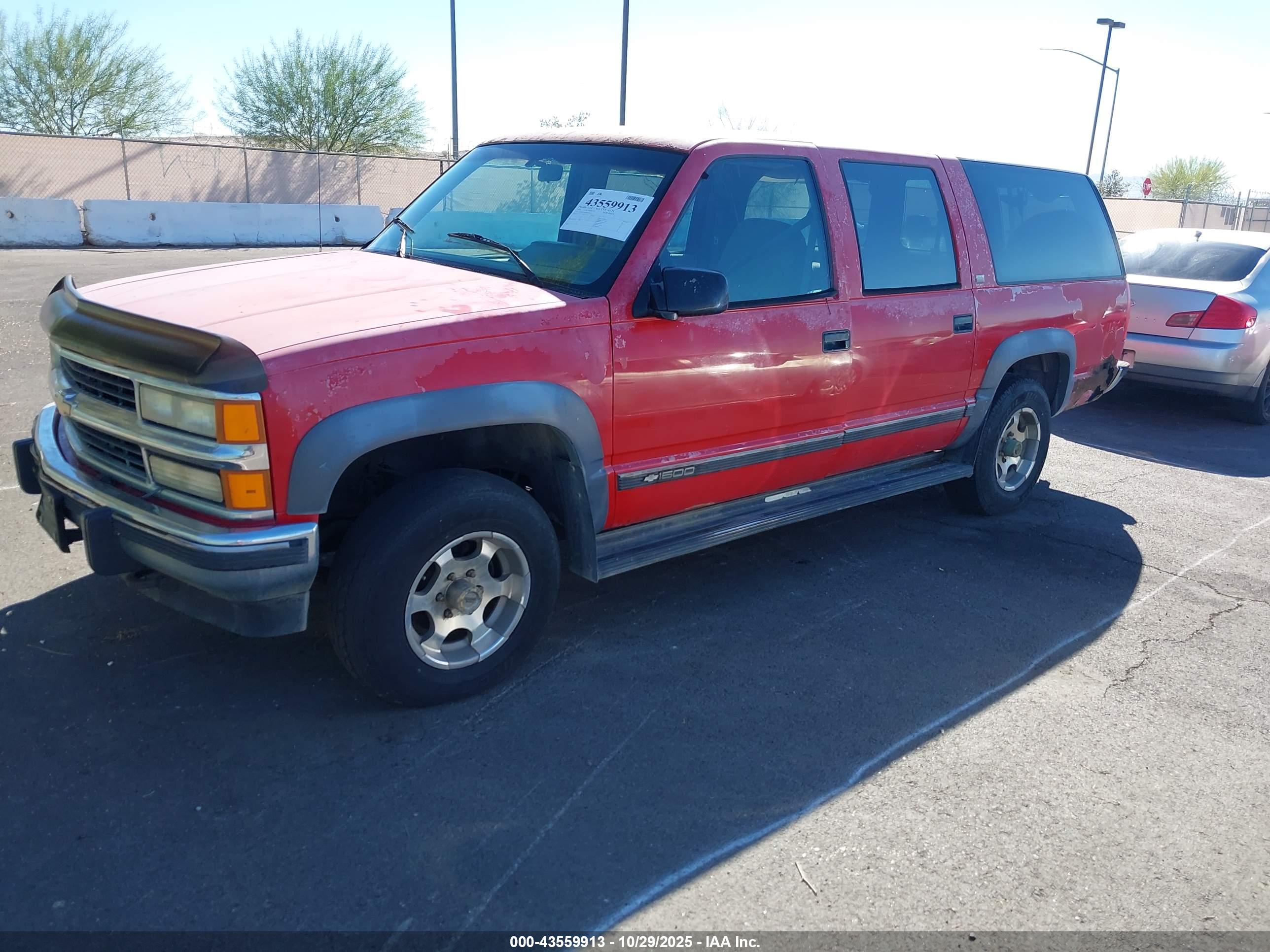 CHEVROLET SUBURBAN image 2