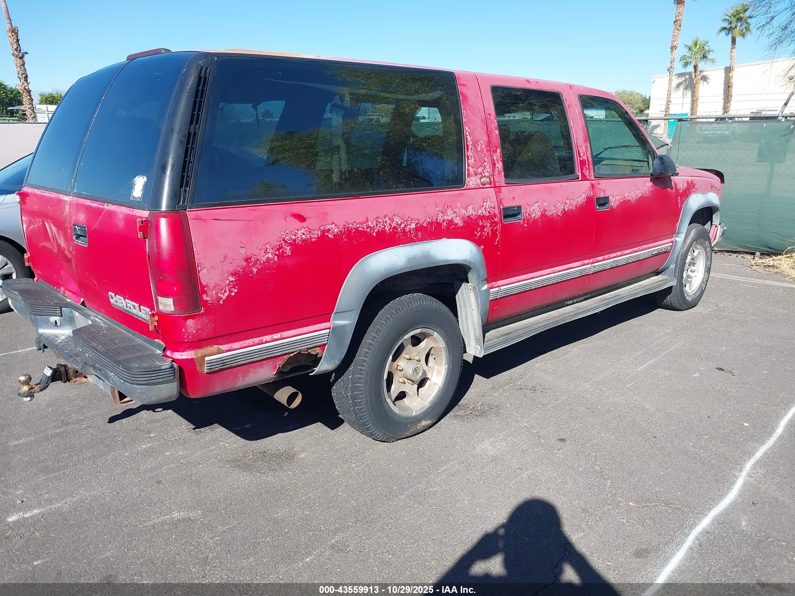 CHEVROLET SUBURBAN image 4