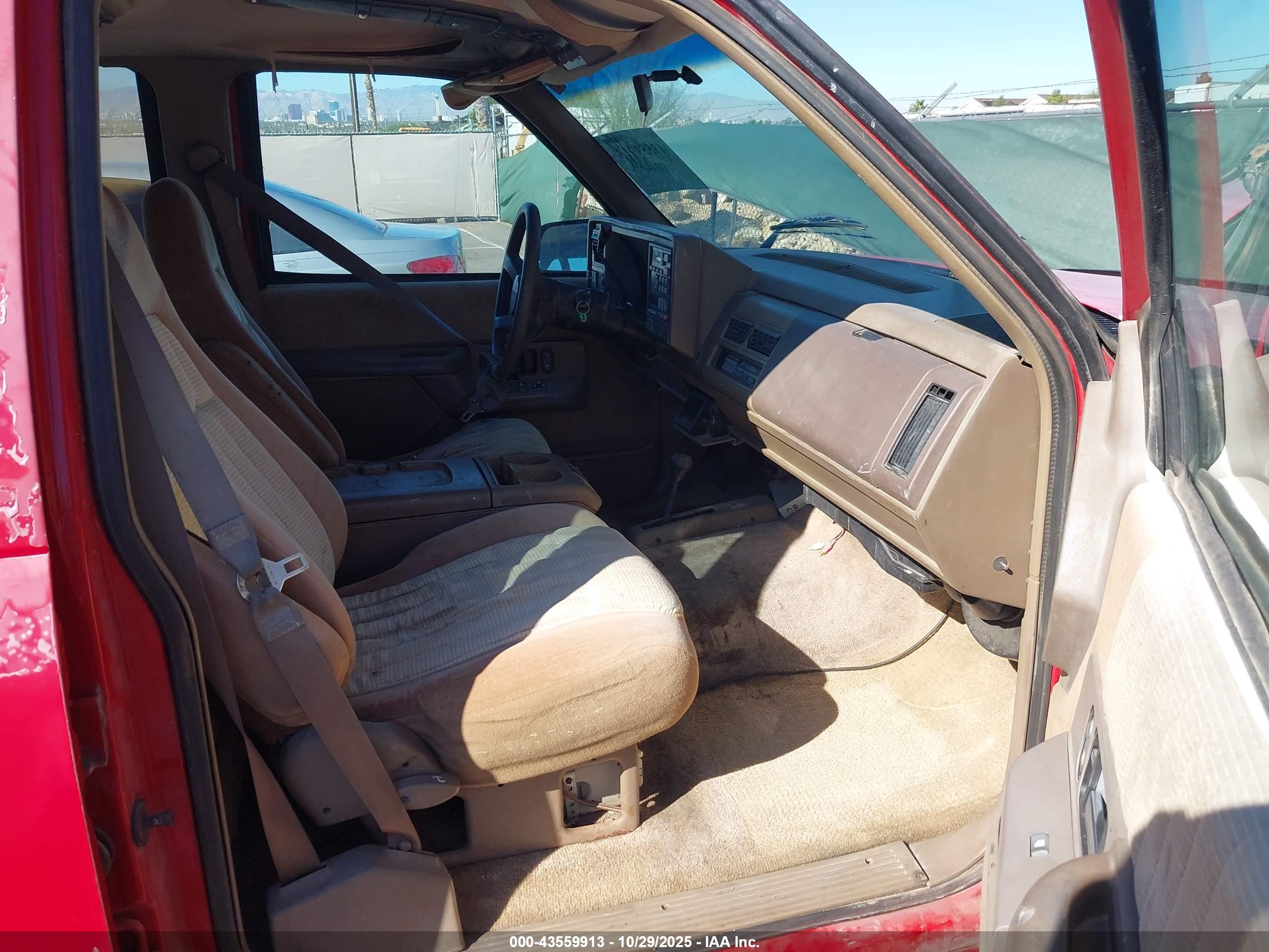 CHEVROLET SUBURBAN image 5