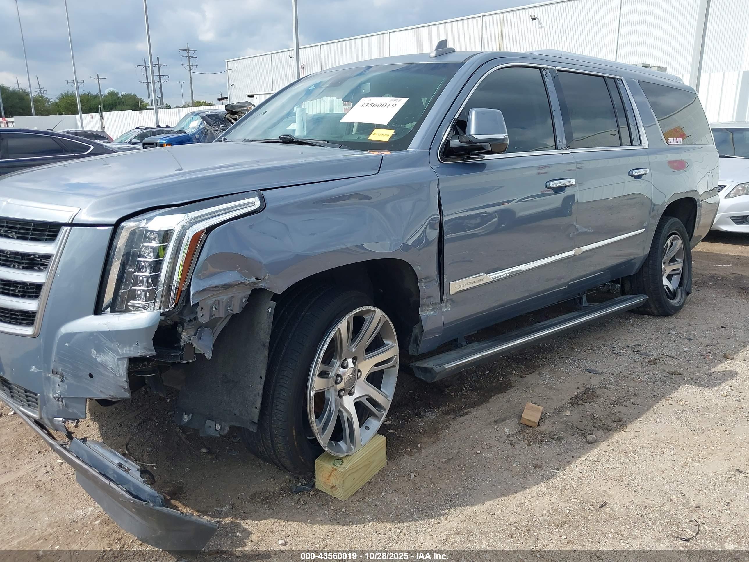 CADILLAC ESCALADE image 2