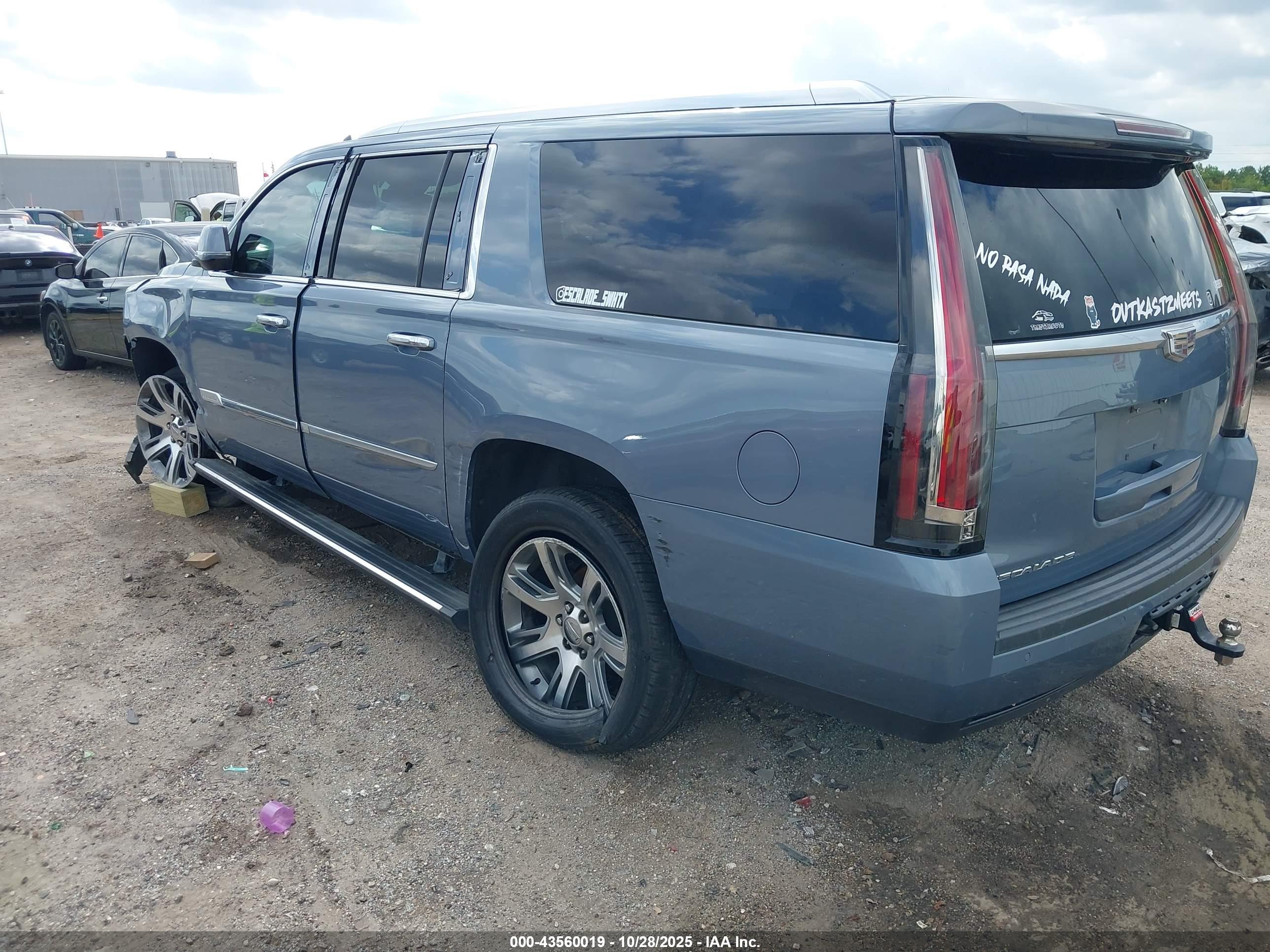 CADILLAC ESCALADE image 3