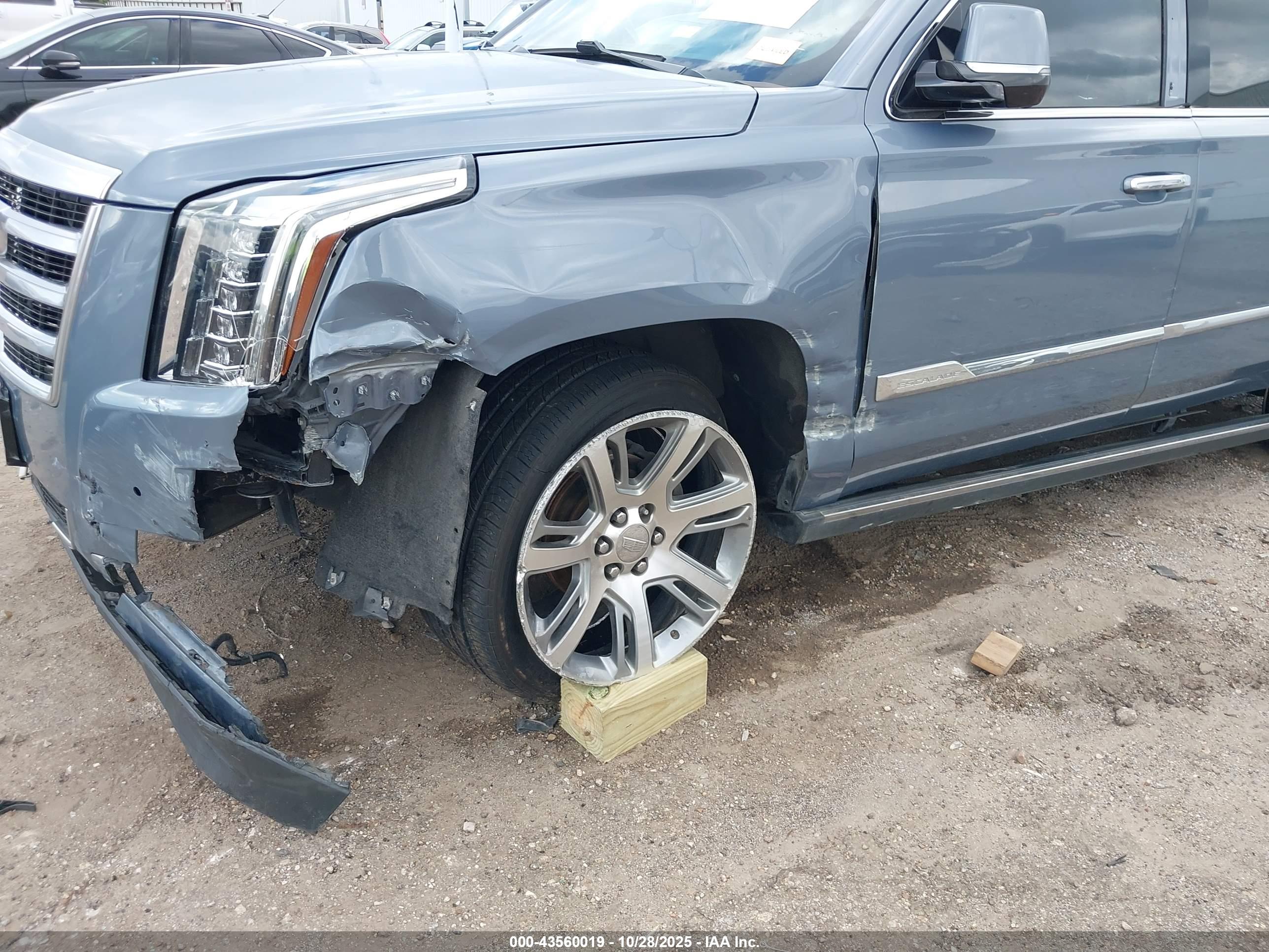 CADILLAC ESCALADE image 6