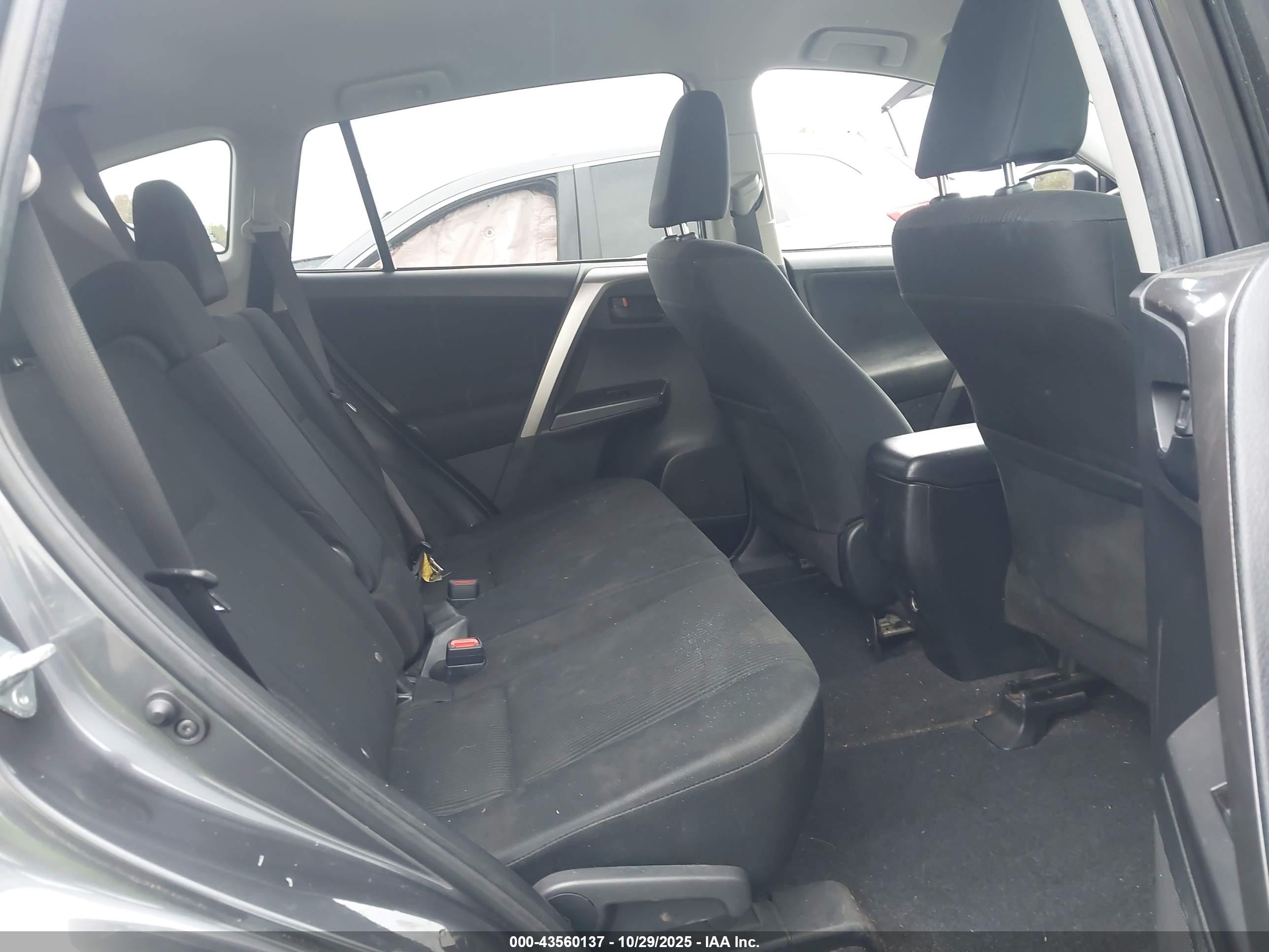 TOYOTA RAV4 image 8