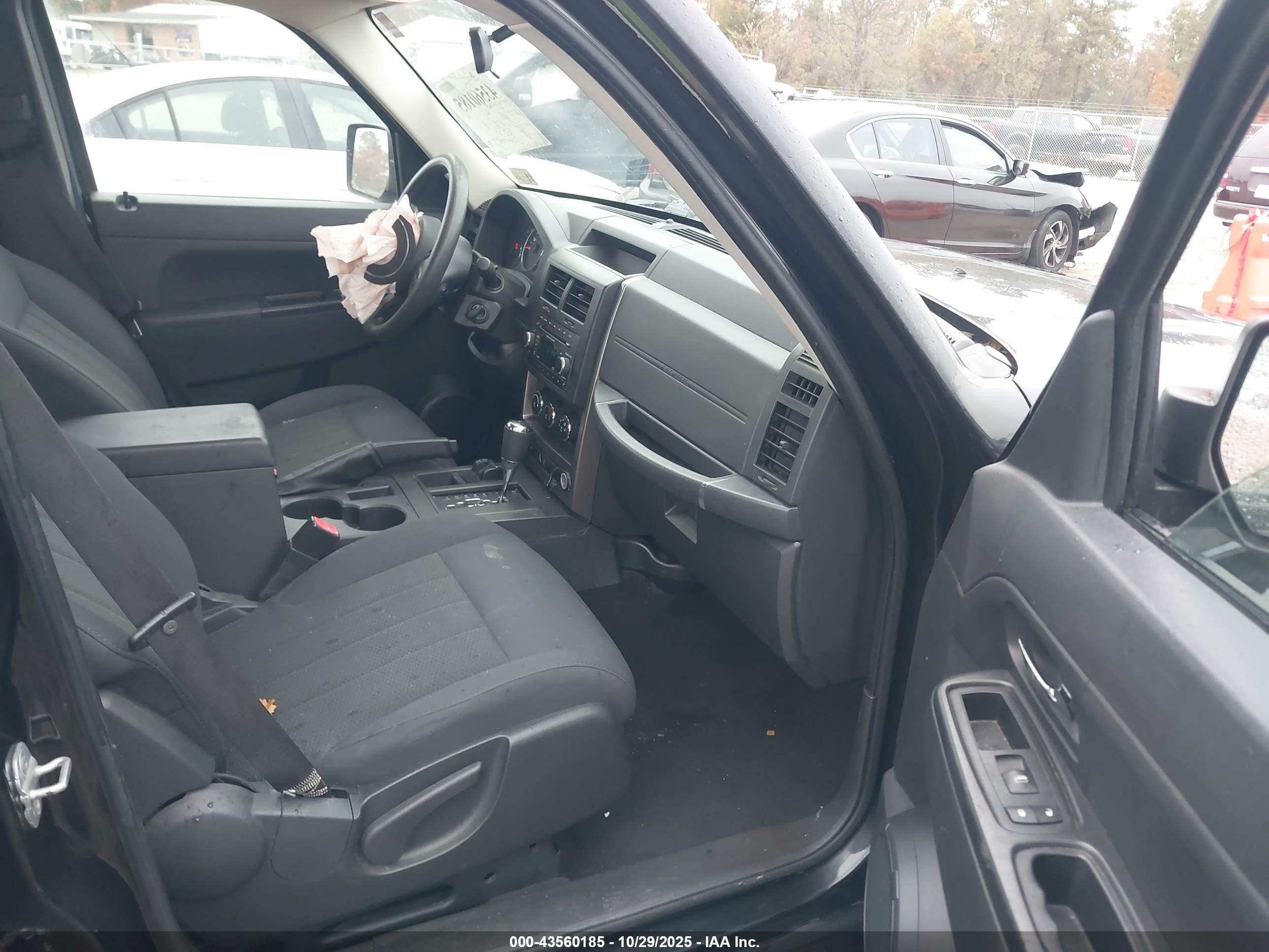 JEEP LIBERTY image 5