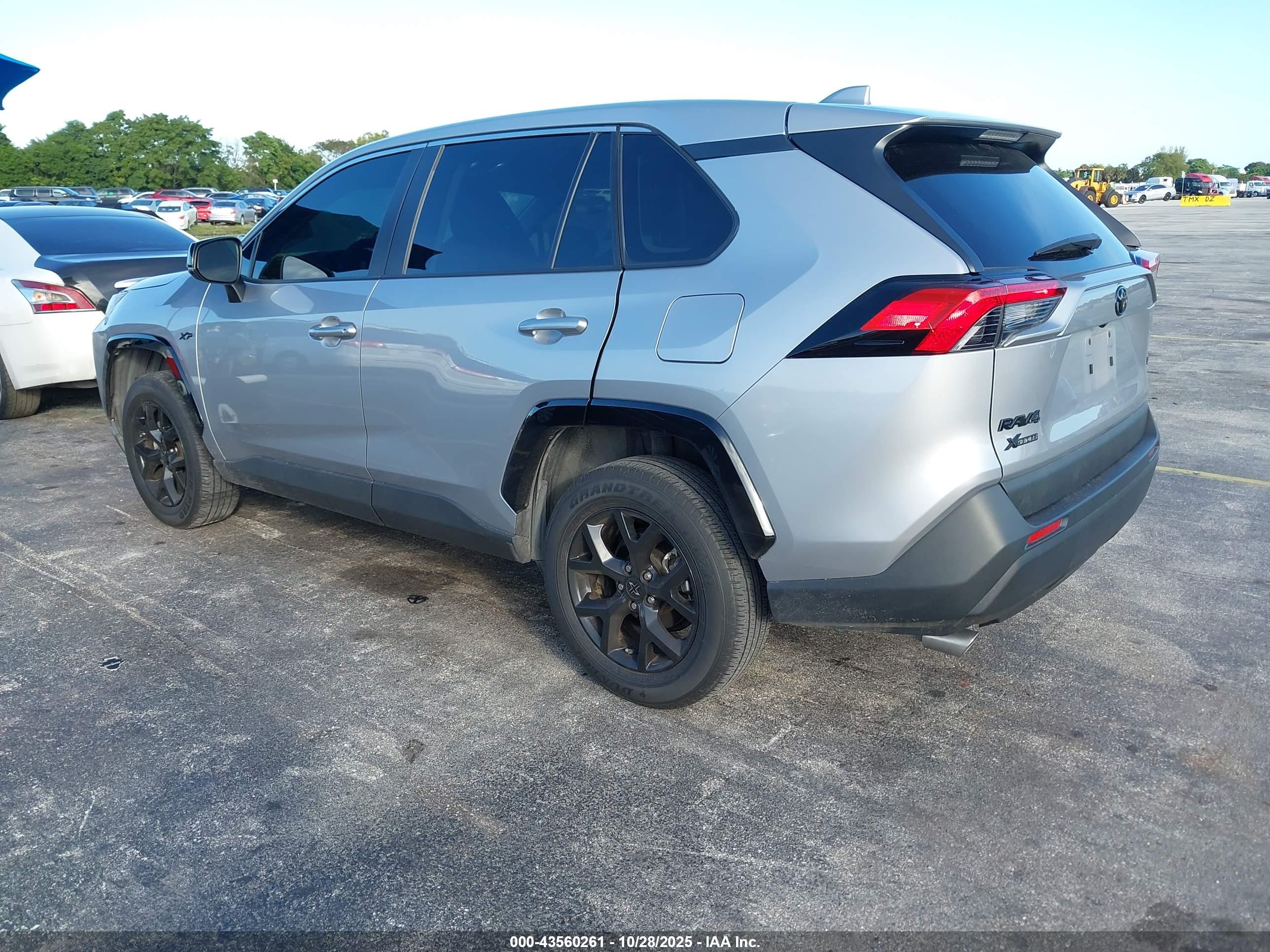 TOYOTA RAV4 image 3