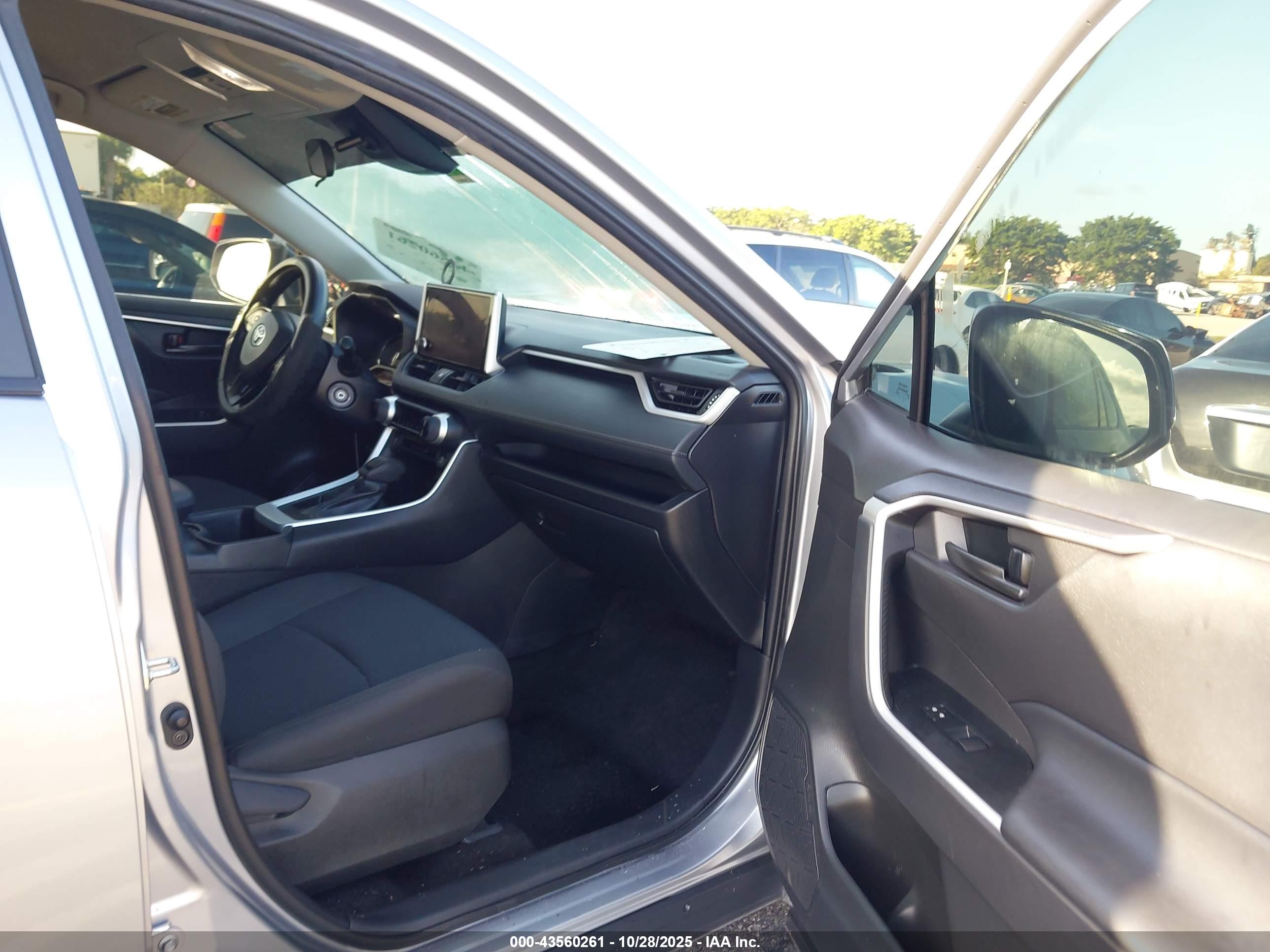 TOYOTA RAV4 image 5