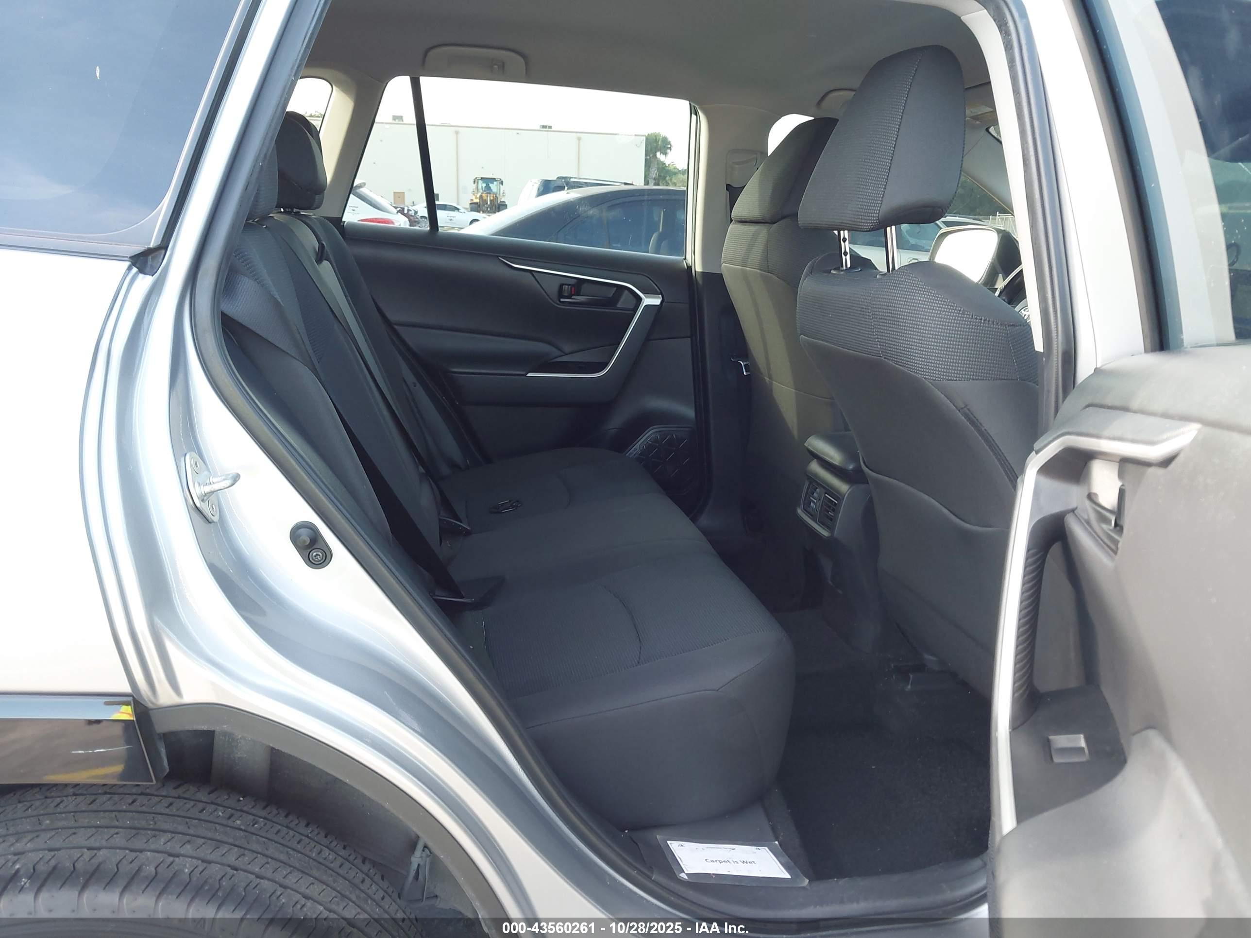 TOYOTA RAV4 image 8