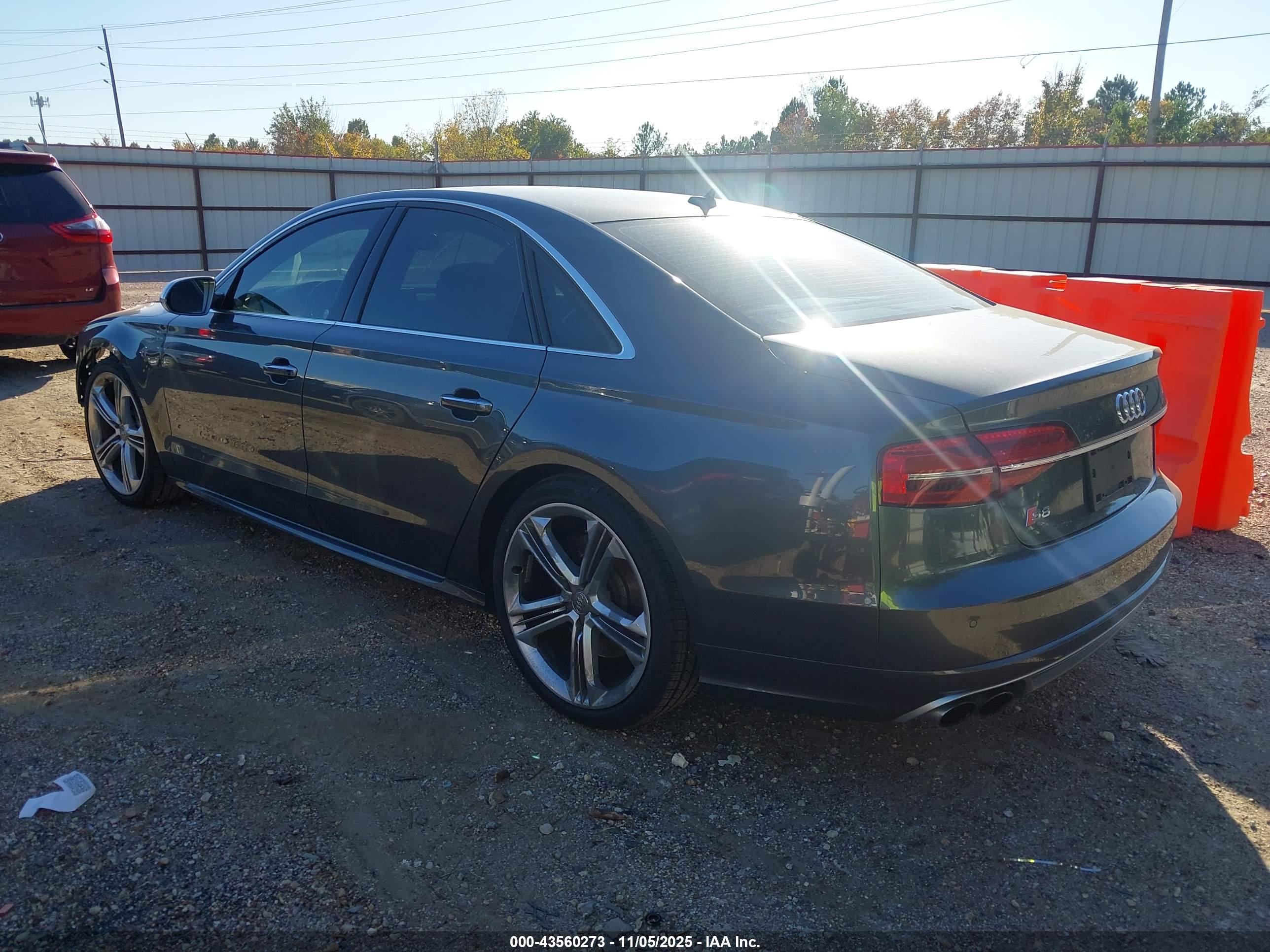 AUDI S8 image 3