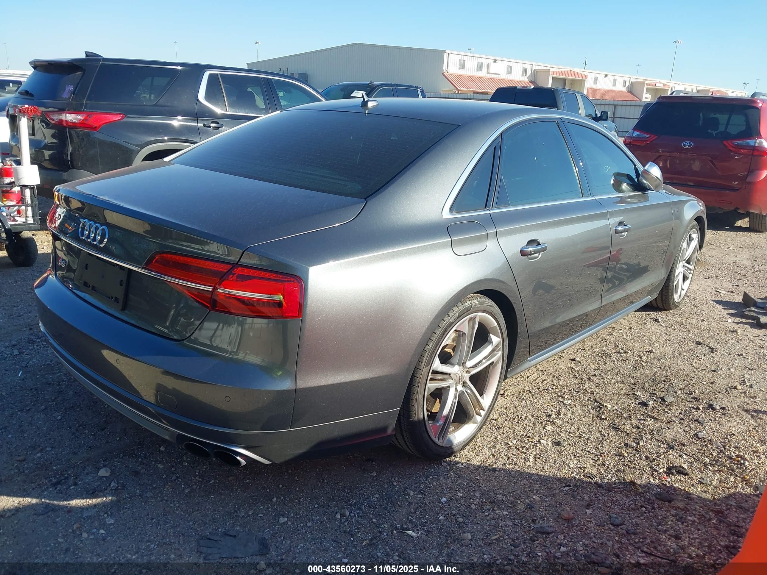 AUDI S8 image 4