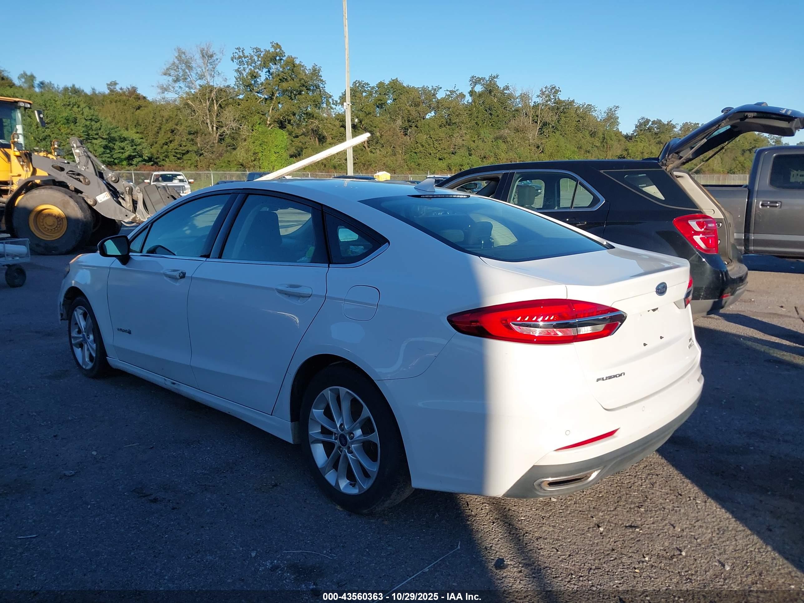 FORD FUSION image 3