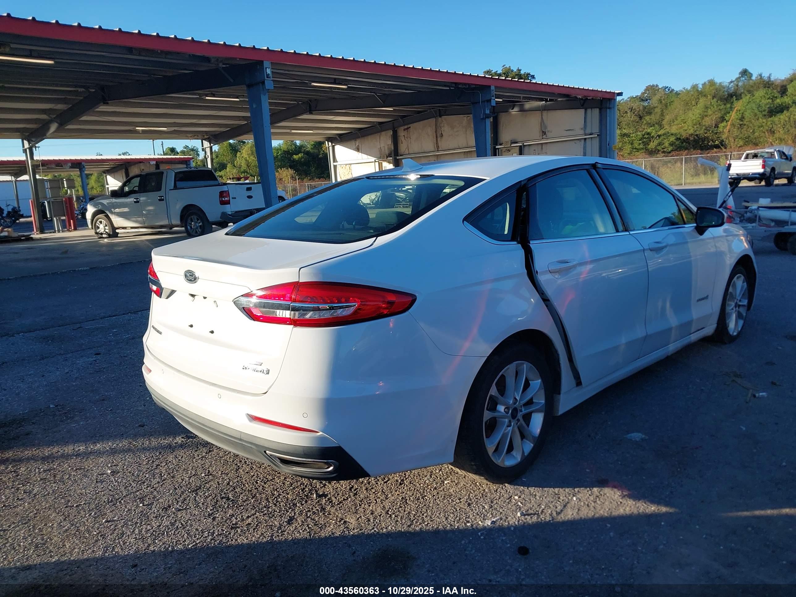 FORD FUSION image 4