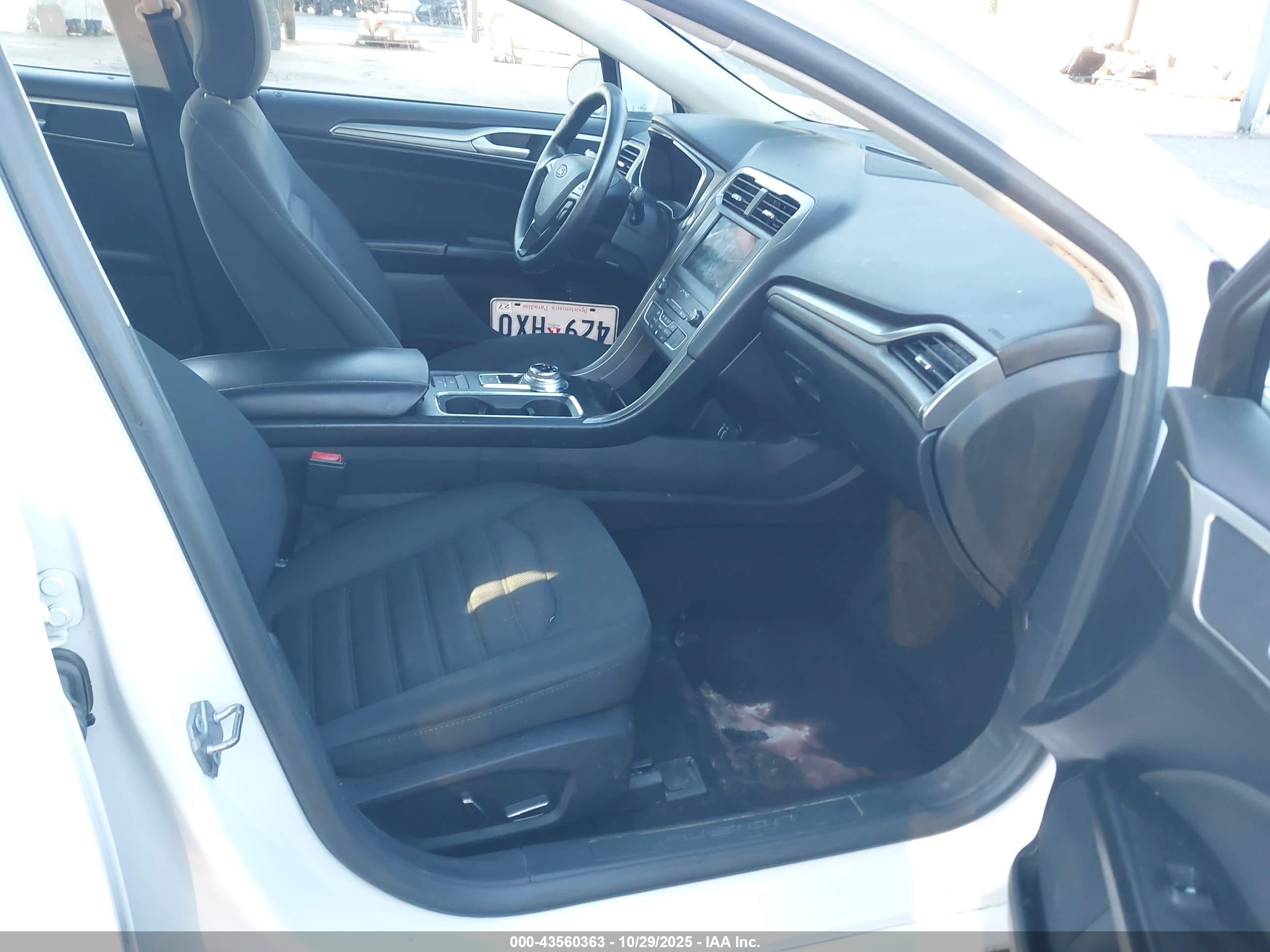 FORD FUSION image 5