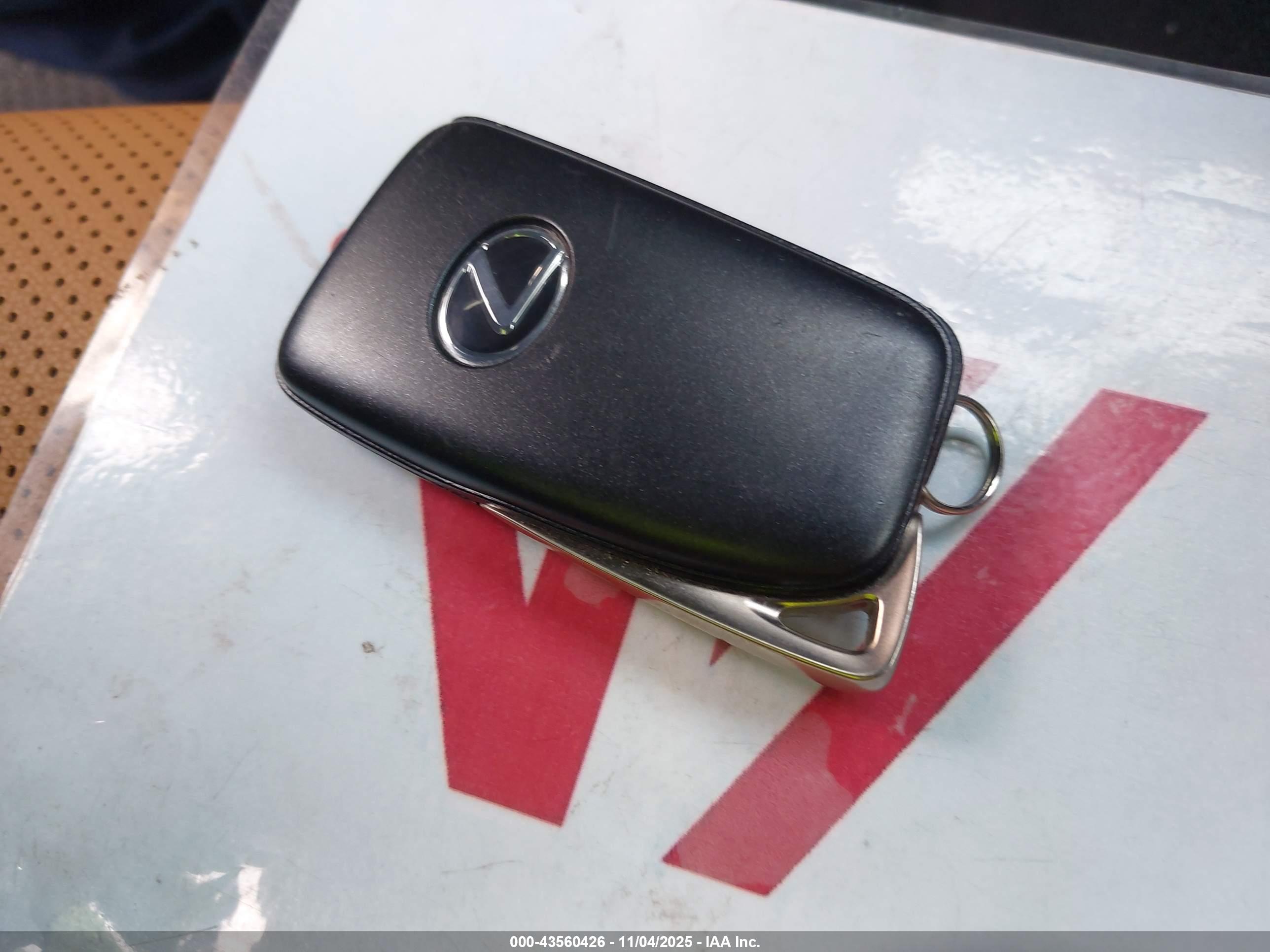 LEXUS IS image 11