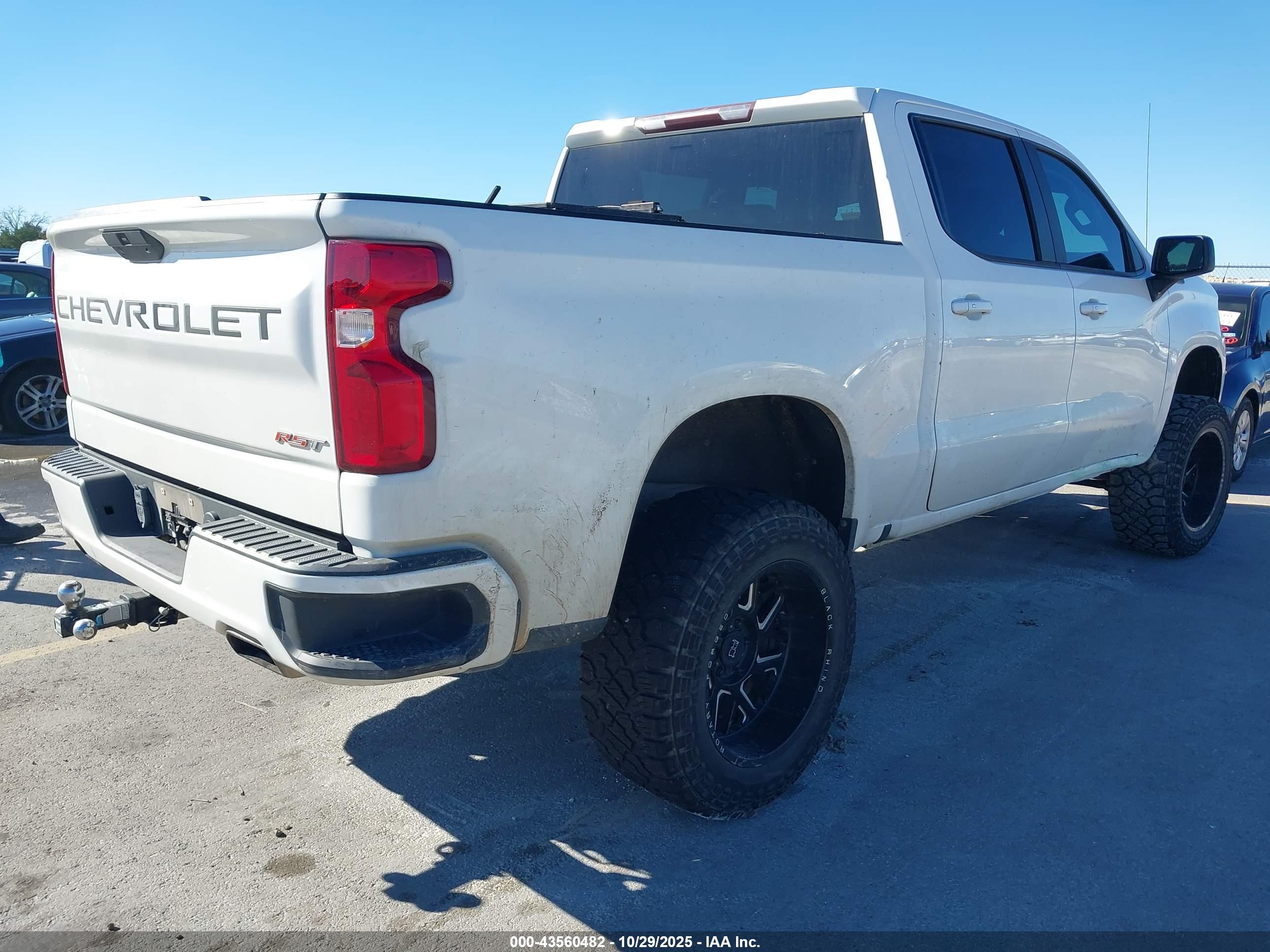 CHEVROLET SILVERADO image 4