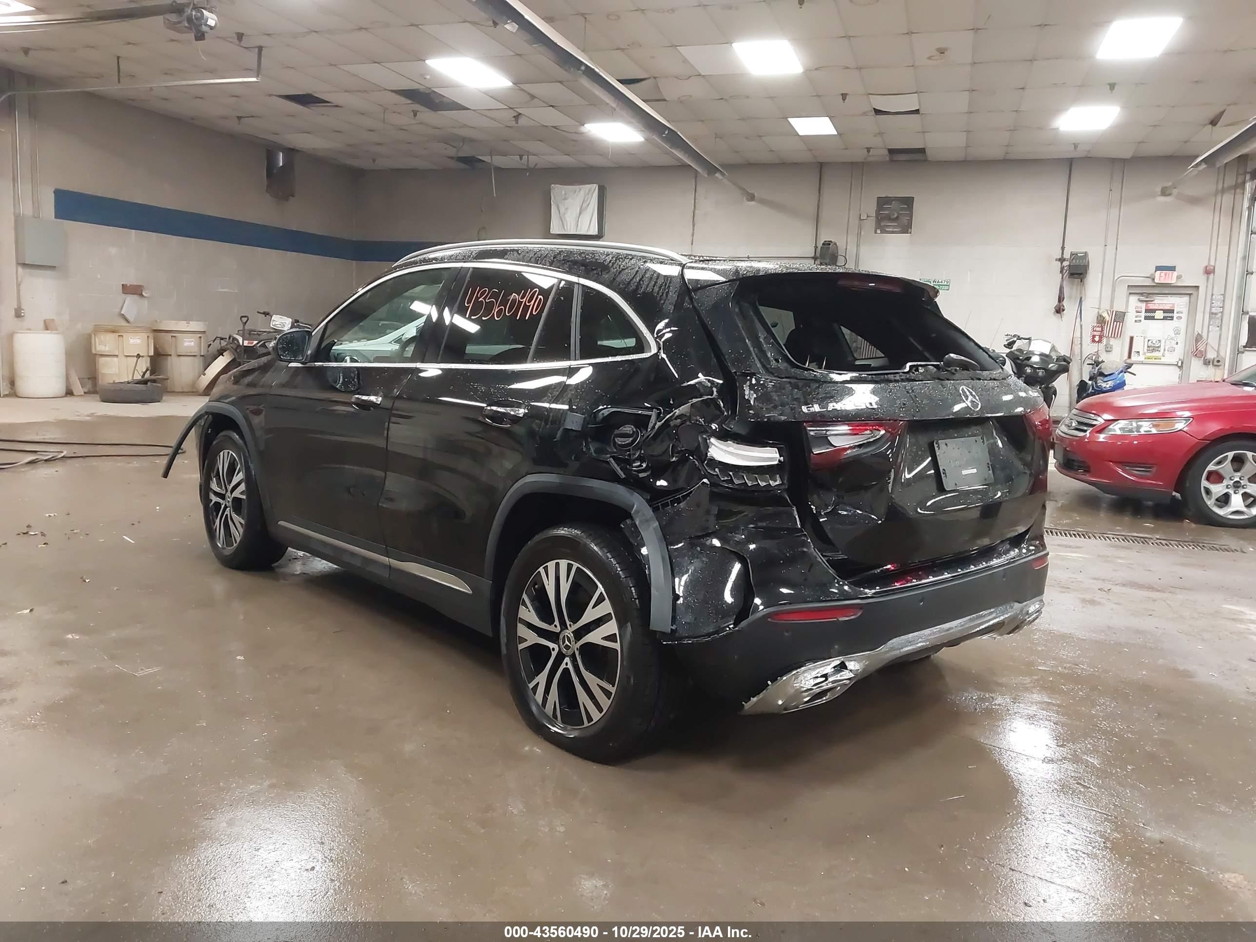 MERCEDES-BENZ GLA image 3