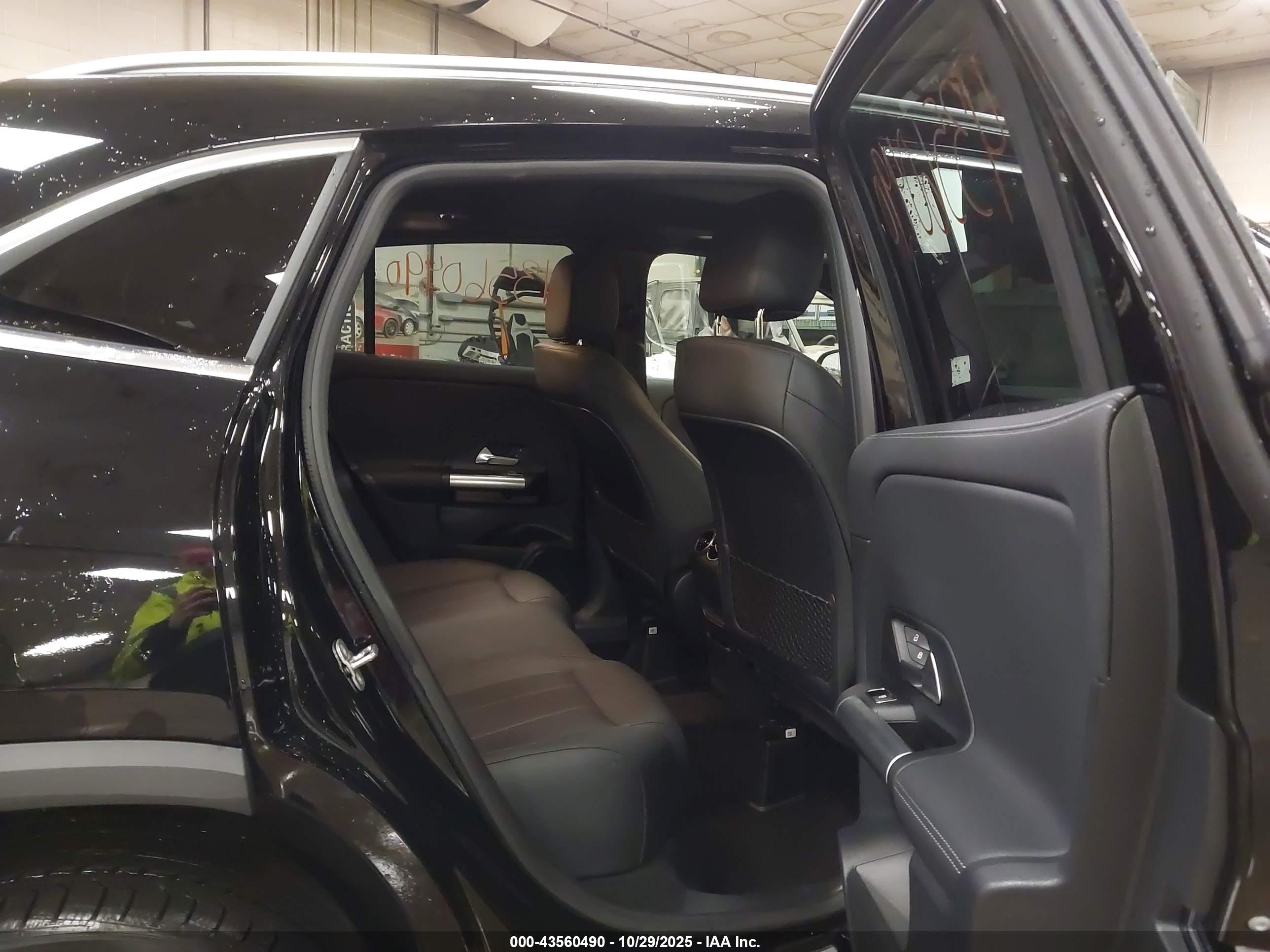 MERCEDES-BENZ GLA image 8